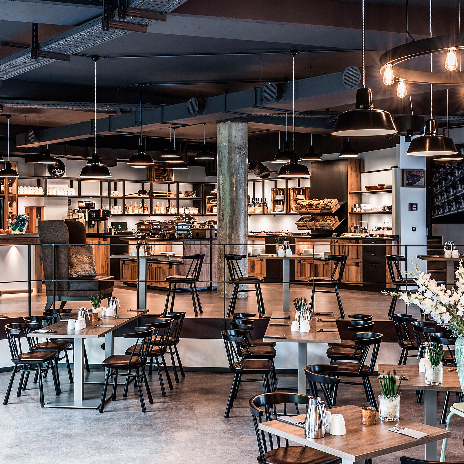 zieflekoch Zur Gießerei Restaurant Gastraum Essen Buffet Stühle Tische Holz Metall Industrie