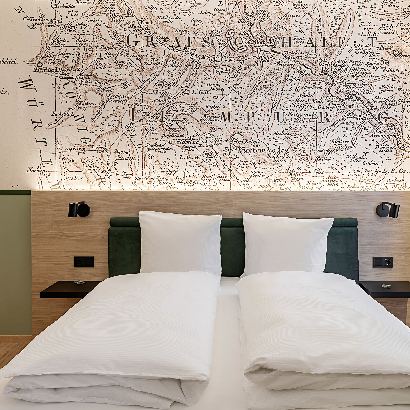 Zieflekoch altes braeuhaus hotel doppelzimmer Eiche farbakzente Wandbild landkarte leder doppelbett wandleuchten sitzecke tischchen sitzbank konsole