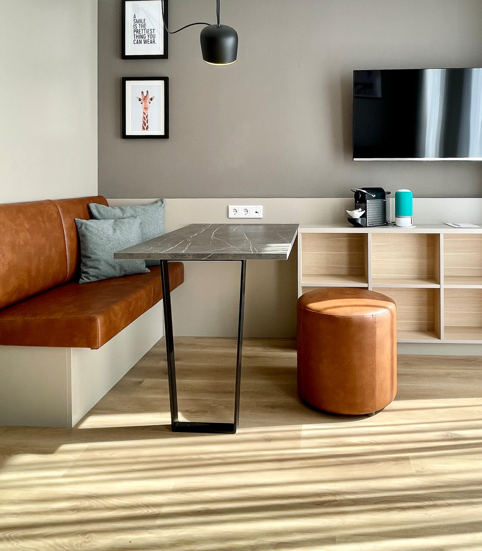 zieflekoch Zeitwohnhaus Apartment Wohnraum Sitzecke Tisch Sitzbank Bank Regal Leder Holz Stein