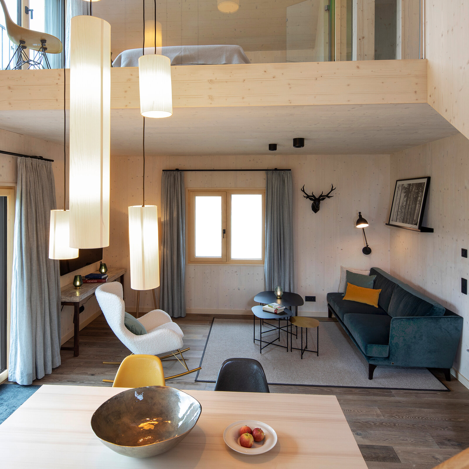 zieflekoch Engel Obertal Ferienhaus Chalet Wohnung Wohnraum Wohnzimmer Holz Sofa Couch Lampen