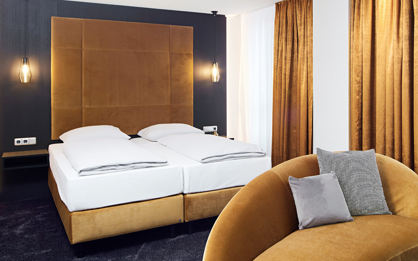 zieflekoch Hotel Esperanto Zimmer Samt Holz Bett Doppelbett Sofa Vorhang gepolstertes Kopfteil
