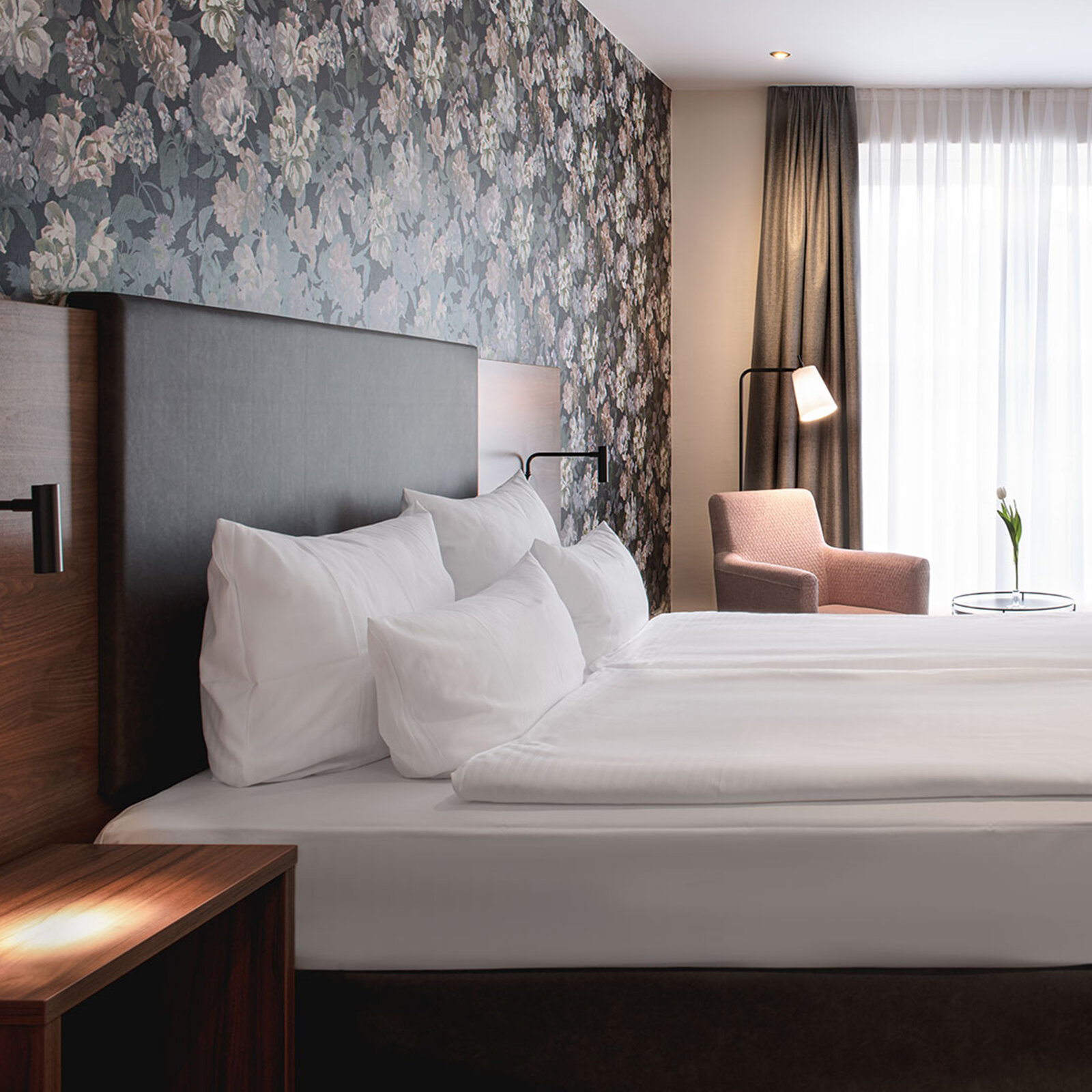 zieflekoch fuerstenhof hotel zimmer bett doppelbett sessel beistelltisch stehlampe fenster tapete vorhang