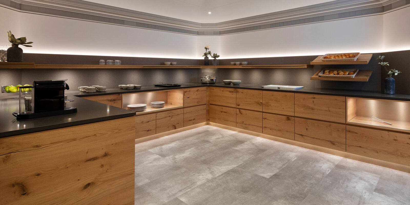 zieflekoch Musterzimmer Innenausbau Buffet Frühstücksbuffet Regal Holzregal Holz Indirektebeleuchtung Teller Schubläden Arbeitsplatte