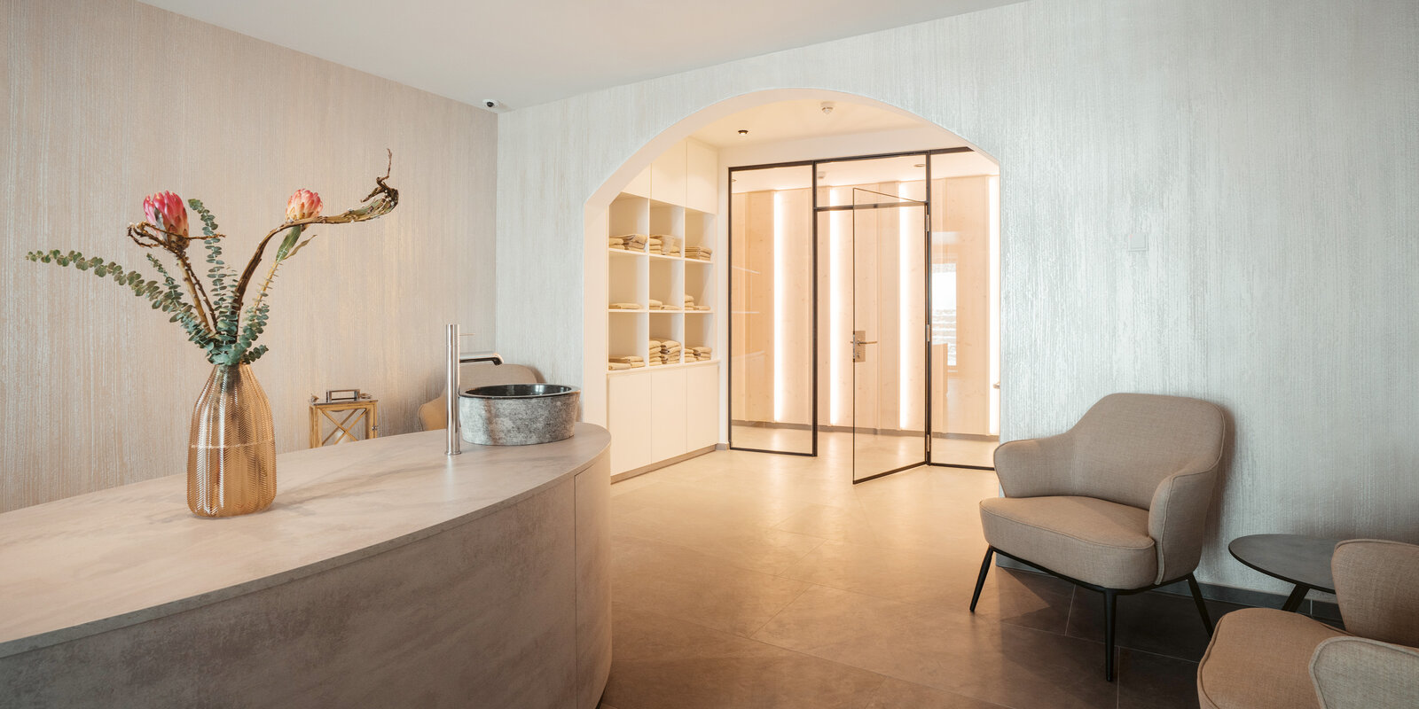 zieflekoch Alpen Resort Wellness Spa Chillout  Sitzecke Holz Beton