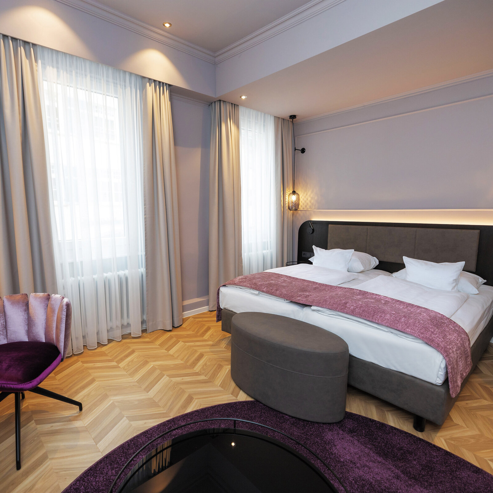 zieflekoch Krone Schlafzimmer Bett Schreibtisch Samtstuhl Holz Tisch Zimmer