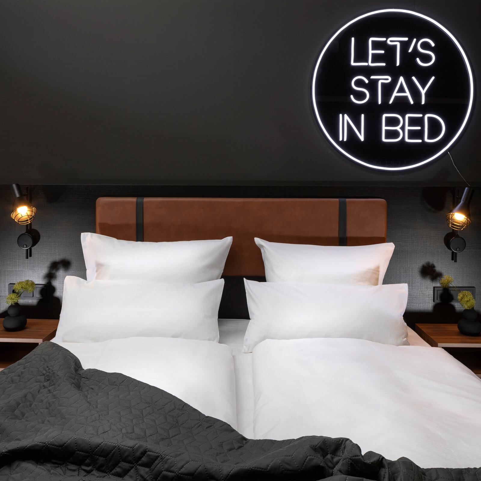 zieflekoch Musterzimmer Buzz Bett Sessel Neonschild Nachttisch
