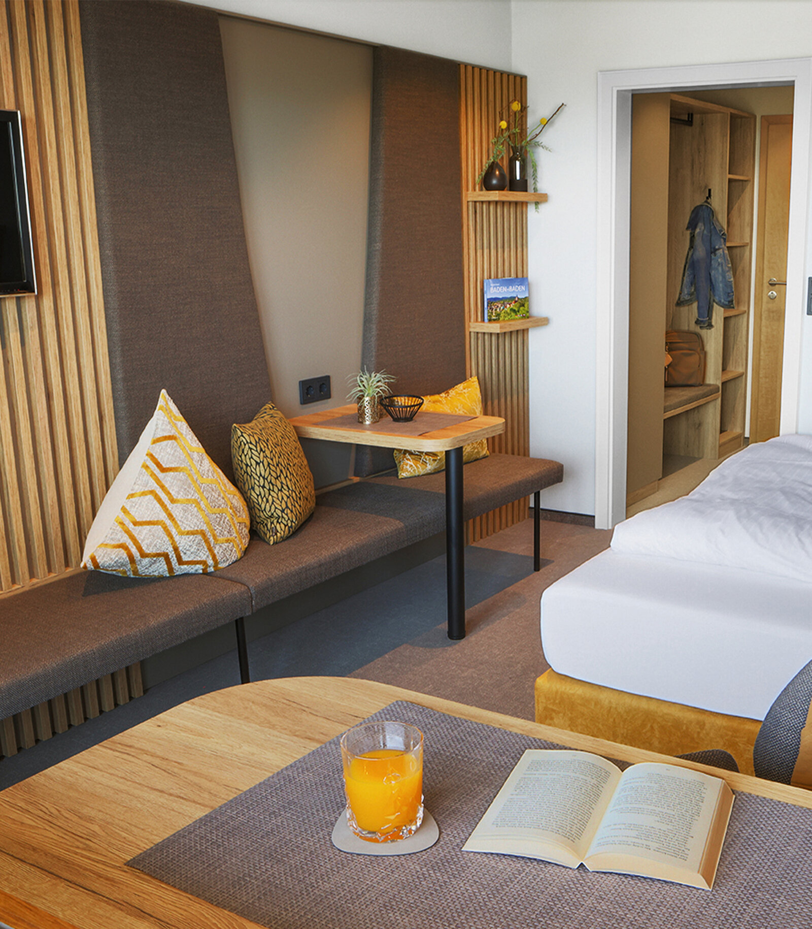 zieflekoch Haus Rebland Zimmer Bett Schreibtisch Tisch Bank Holzwand Regal Sitzbank