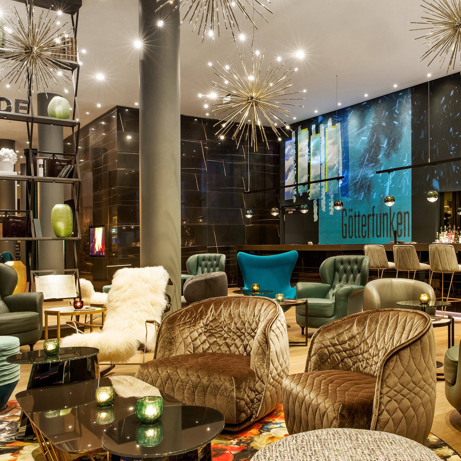 zieflekoch Motel One Bonn Bar Restaurant Tische Stühle Götterfunken Sofas Barhocker Blau Grün Leder Samt Holz