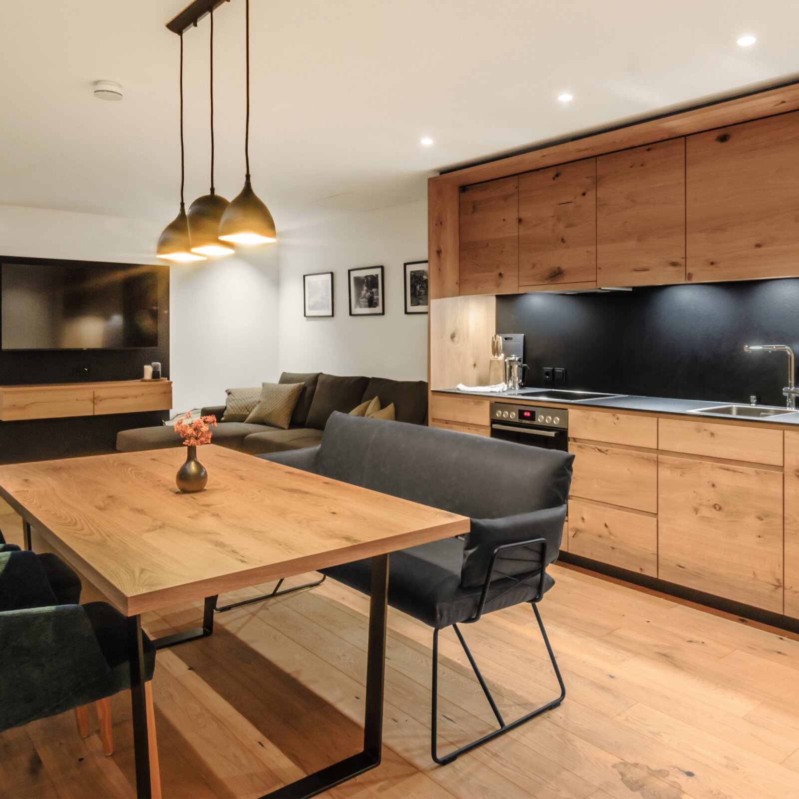 zieflekoch Wirthshof Chalets Küche Esszimmer Essbereich Wohnzimmer WohnraumHolz