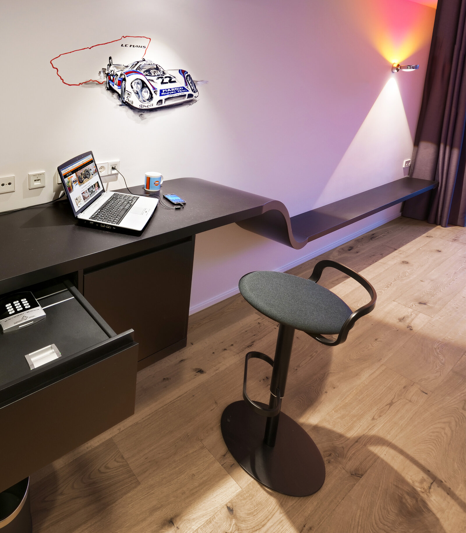 zieflekoch Hotel V8 Motorworld Zimmer Autos Rennwagen Schreibtisch Schwarz Weiß Holz