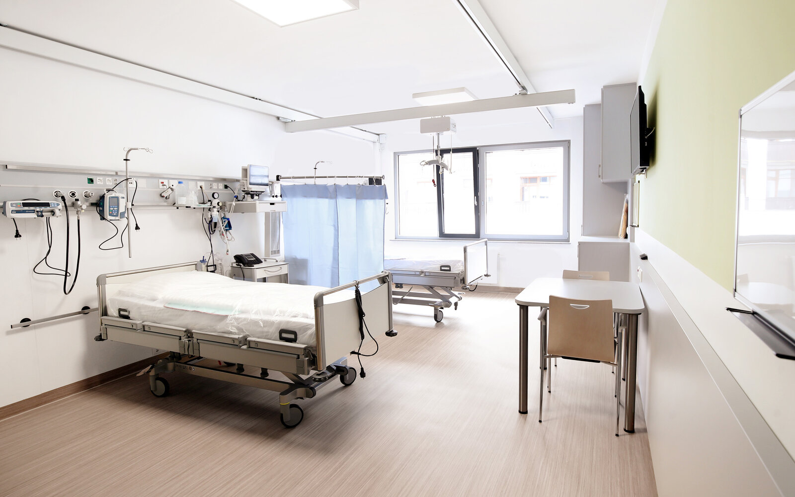 zieflekoch Fachklinik Ichenhausen Zimmer Mehrbettzimmer Tisch Betten Grün