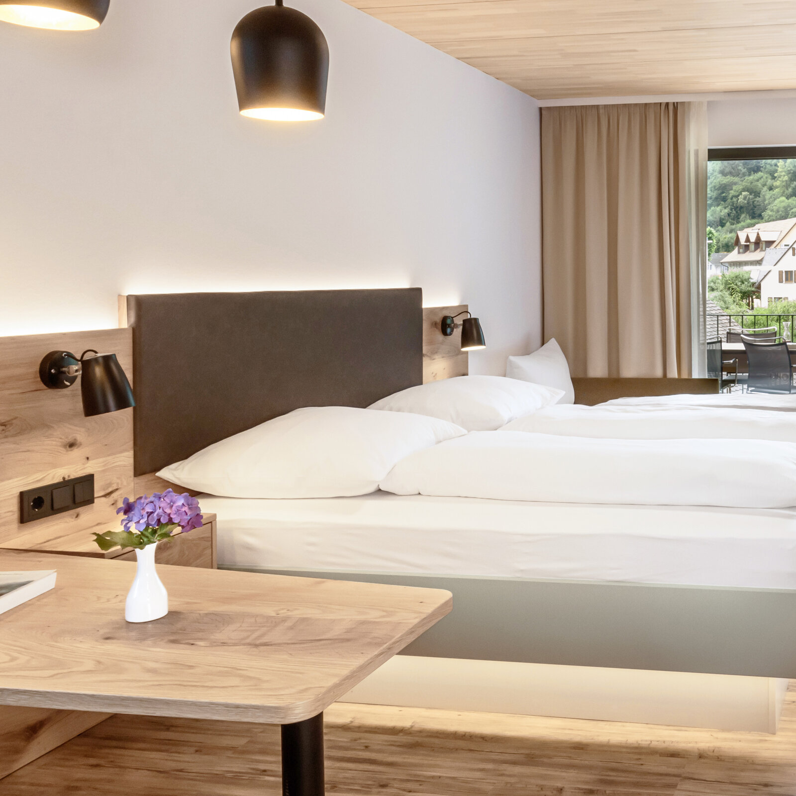 zieflekoch Goldener Adler Zimmer Schlafzimmer Bett Balkon Tisch Holz