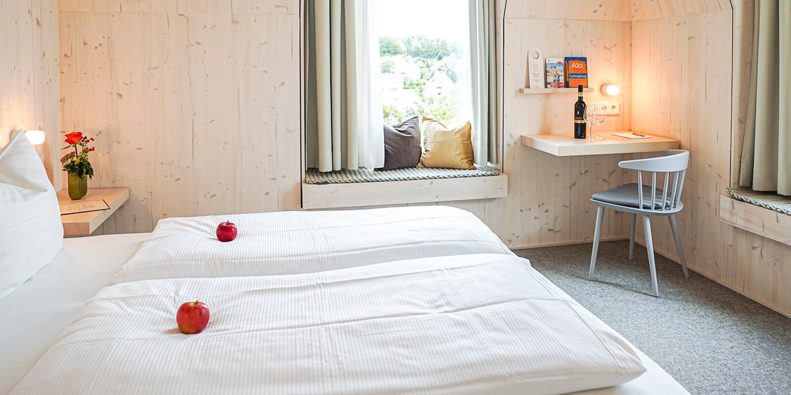 zieflekoch bergamo doppelbett bett holz zimmer schreibtisch vorhang kissen stuhl fenster