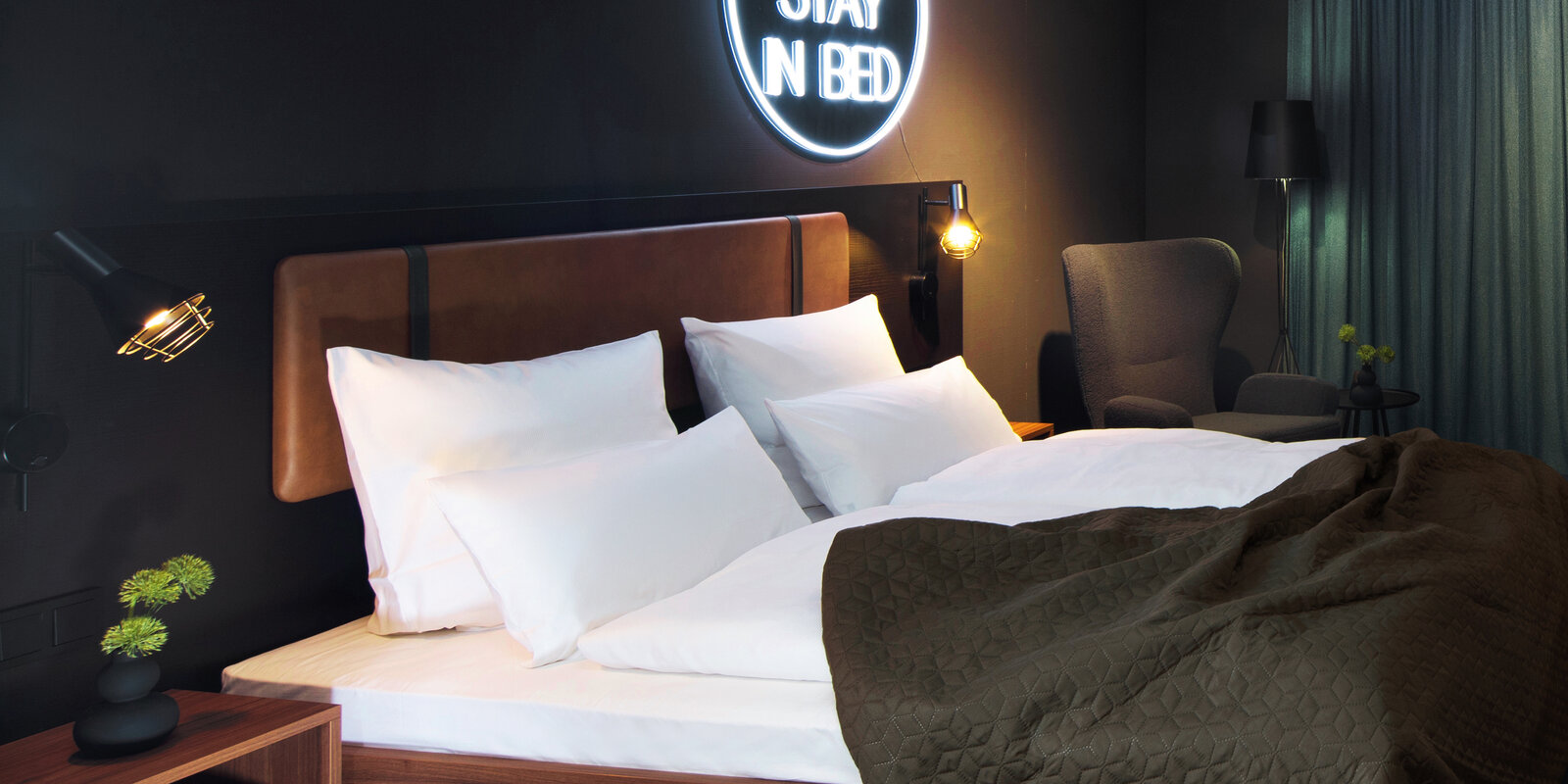 zieflekoch Musterzimmer Buzz Bett Sessel Neonschild Nachttisch
