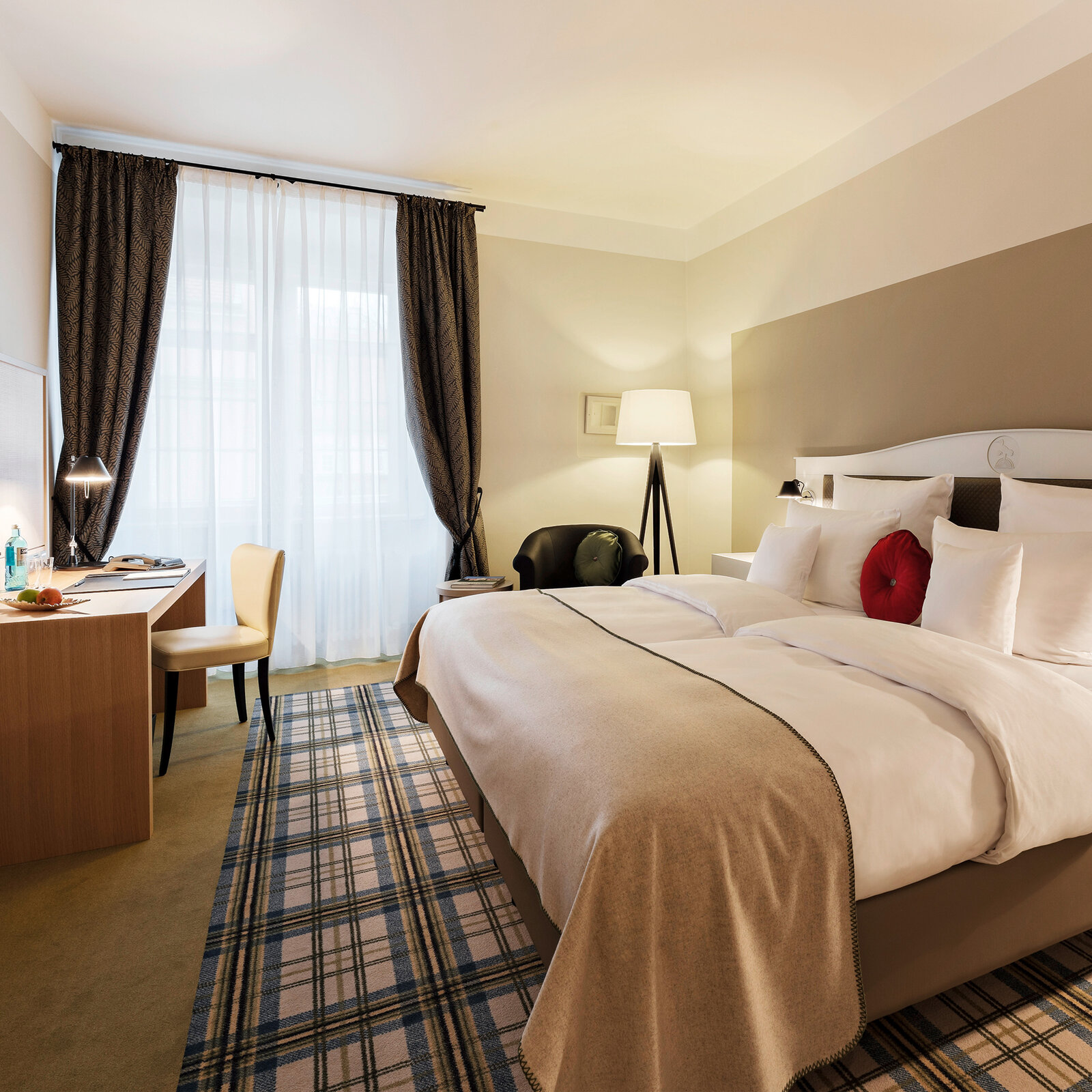 zieflekoch Jagdschloss Kranichstein Schlafzimmer Bett Doppelzimmer Zimmer Nachttisch Schreibtisch Holz