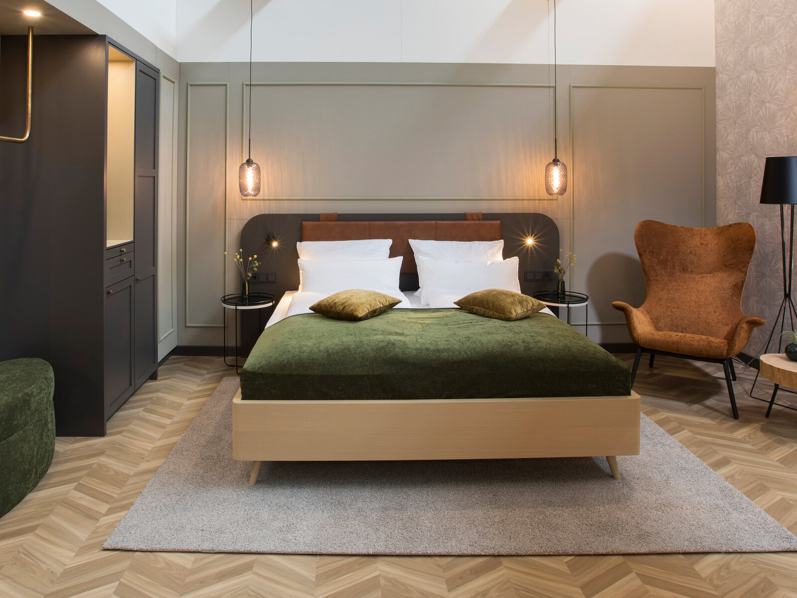 zieflekoch musterzimmer zofie zimmer bett doppelbett samt sessel hängeleuchte hocker spiegel schrank kleiderstange bettlampe beistelltisch teppich wandvertaefelung
