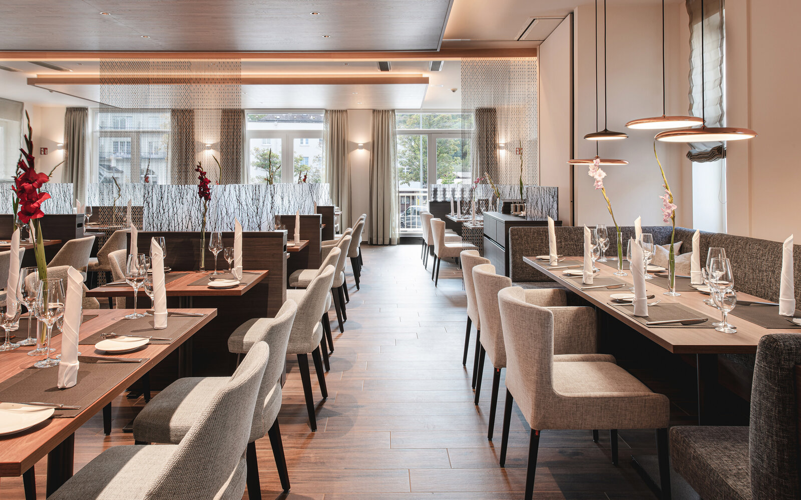 zieflekoch fuerstenhof hotel restaurant tisch stuhl tische stuehle pendelleuchte trennwand stoffservietten fesnter