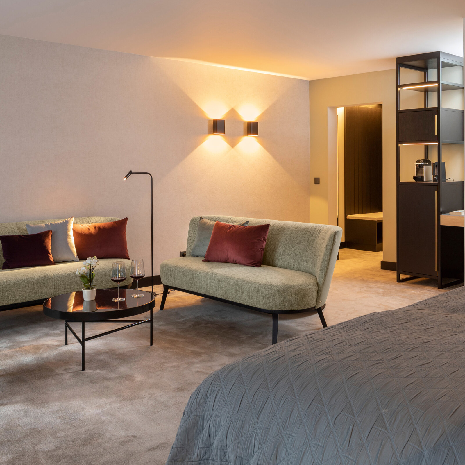 Hotel Engel Obertal Zimmer mit Bett und Sitzgruppe
