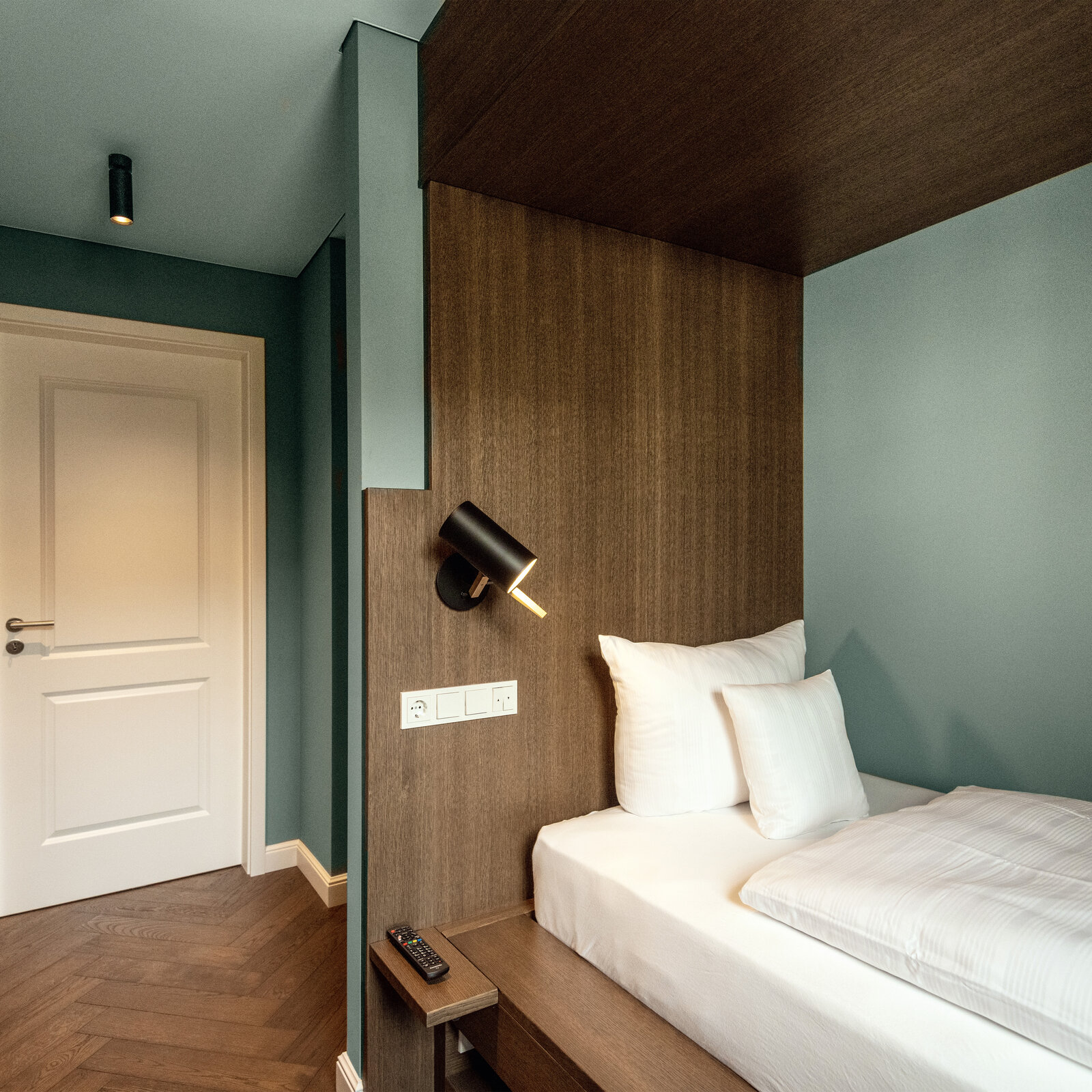 zieflekoch Palais Kayser Einzelzimmer Bett Holzbett Holzwand Holz