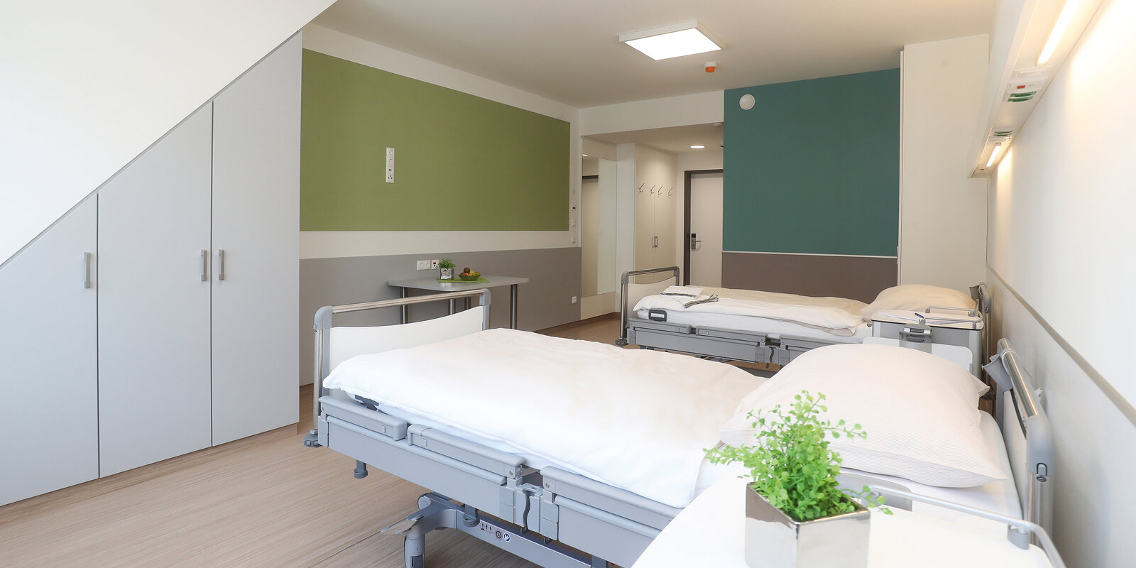 zieflekoch Fachklinik Ichenhausen Zimmer Mehrbettzimmer Schrank Betten Grün