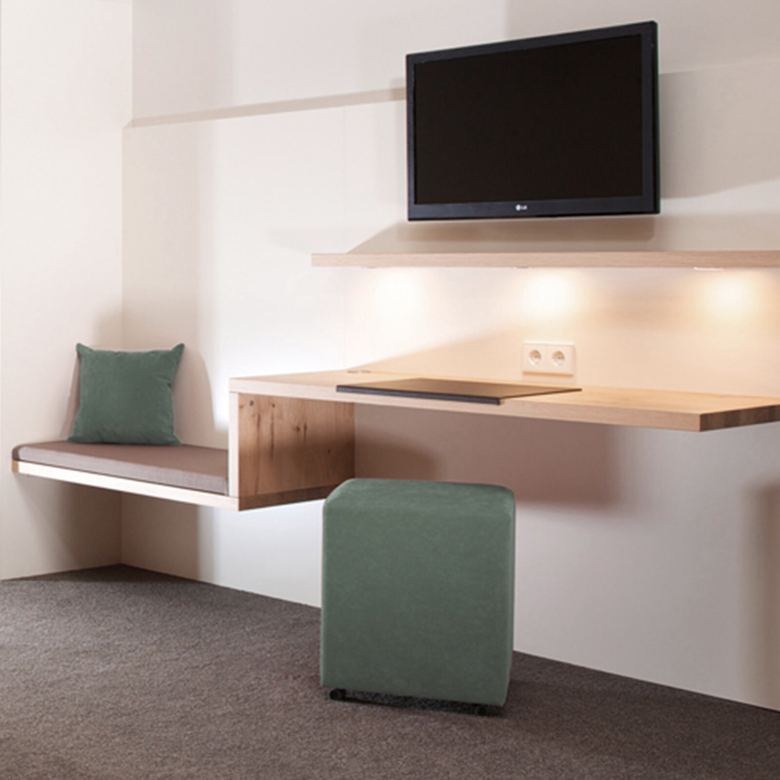 zieflekoch musterzimmer zoe zimmer holz sitzbank schreibtisch hocker tv indirekte beleuchtung grün samt