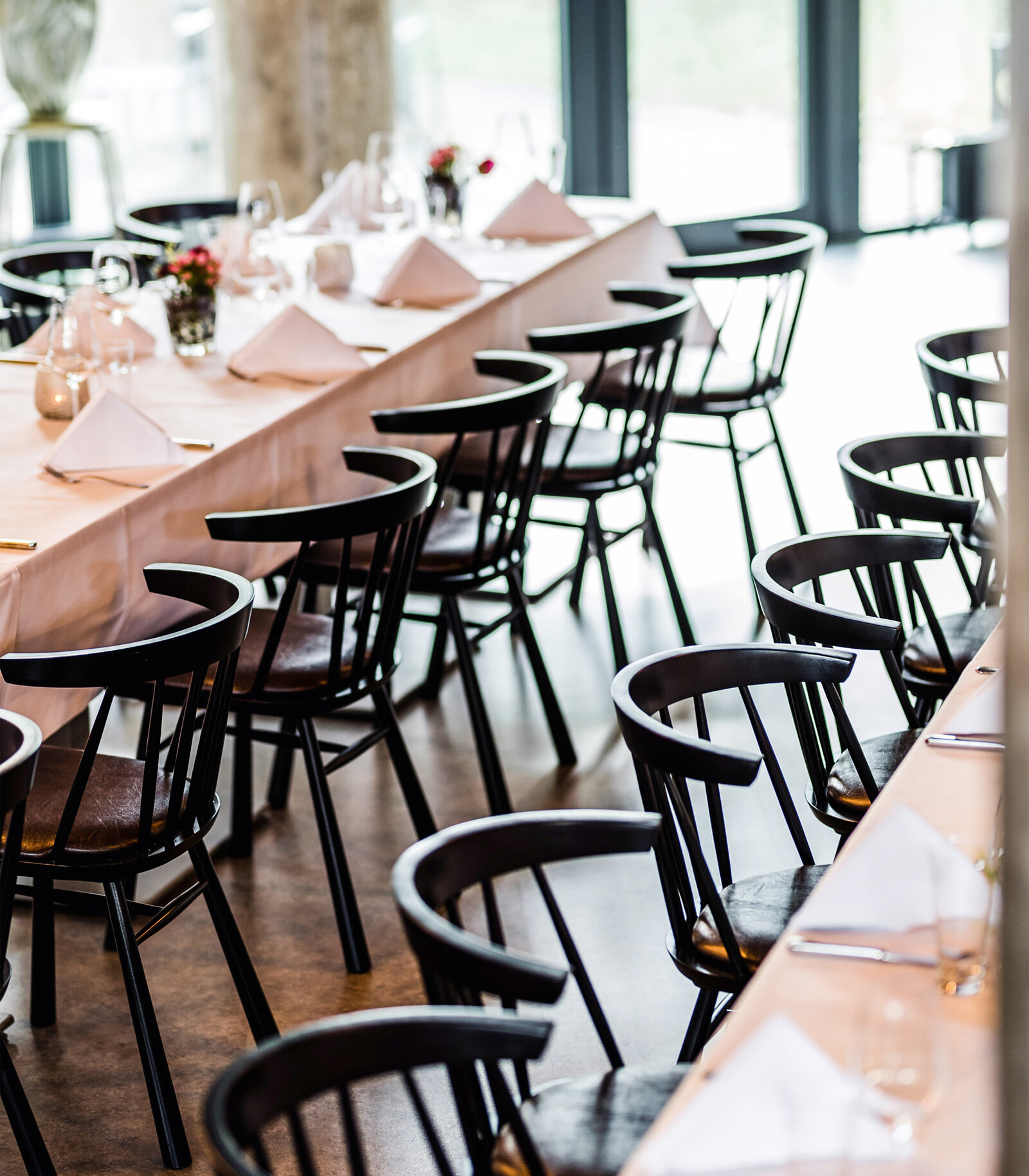 zieflekoch Zur Gießerei Restaurant Gastraum Tische Stühle Tafel festlich