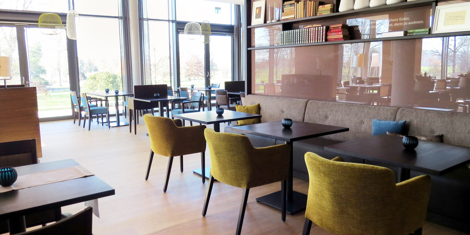 zieflekoch Fachkliniken Gesundheitszentrum Federsee Schöttle Stube Restaurant Gastraum Kantine Regal Raumtrenner Raumteiler Tische Holz