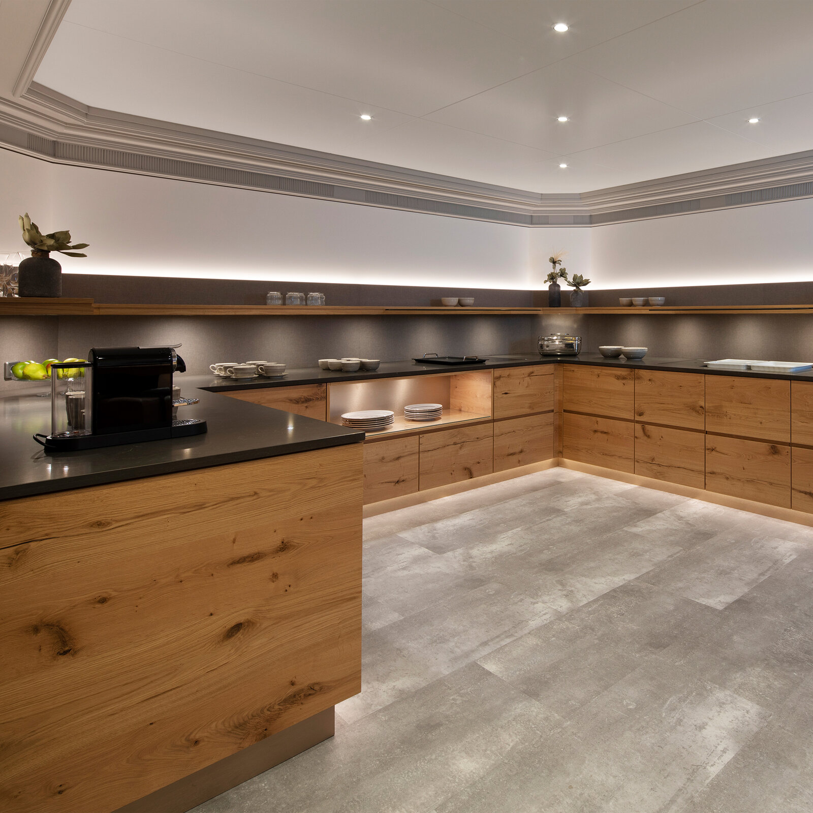 zieflekoch Musterzimmer Innenausbau Buffet Frühstücksbuffet Regal Holzregal Holz Indirektebeleuchtung Teller Schubläden Arbeitsplatte