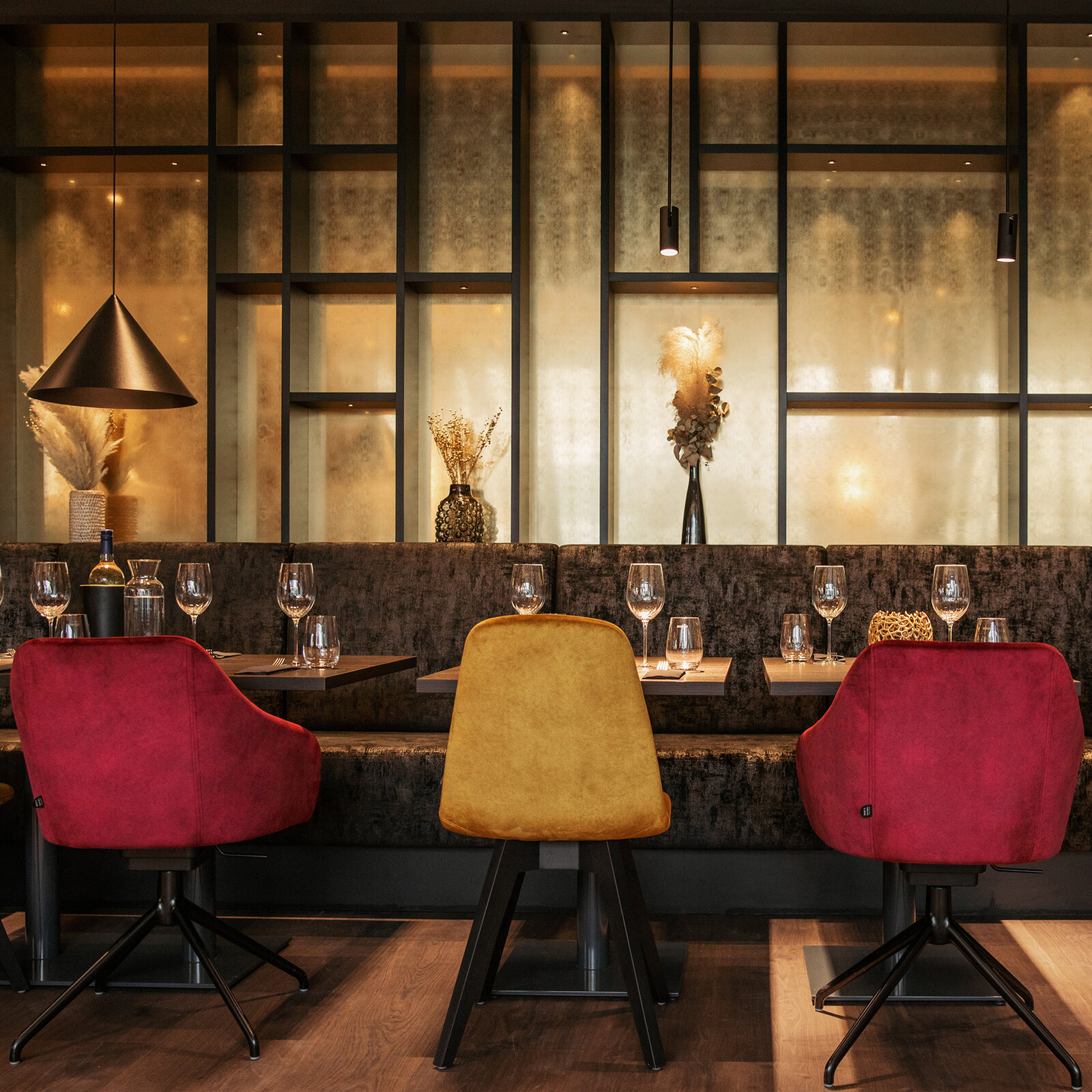 zieflekoch Sombea Restaurant Gastraum Tische Stühle Sessel Rot Gold Samt Holz