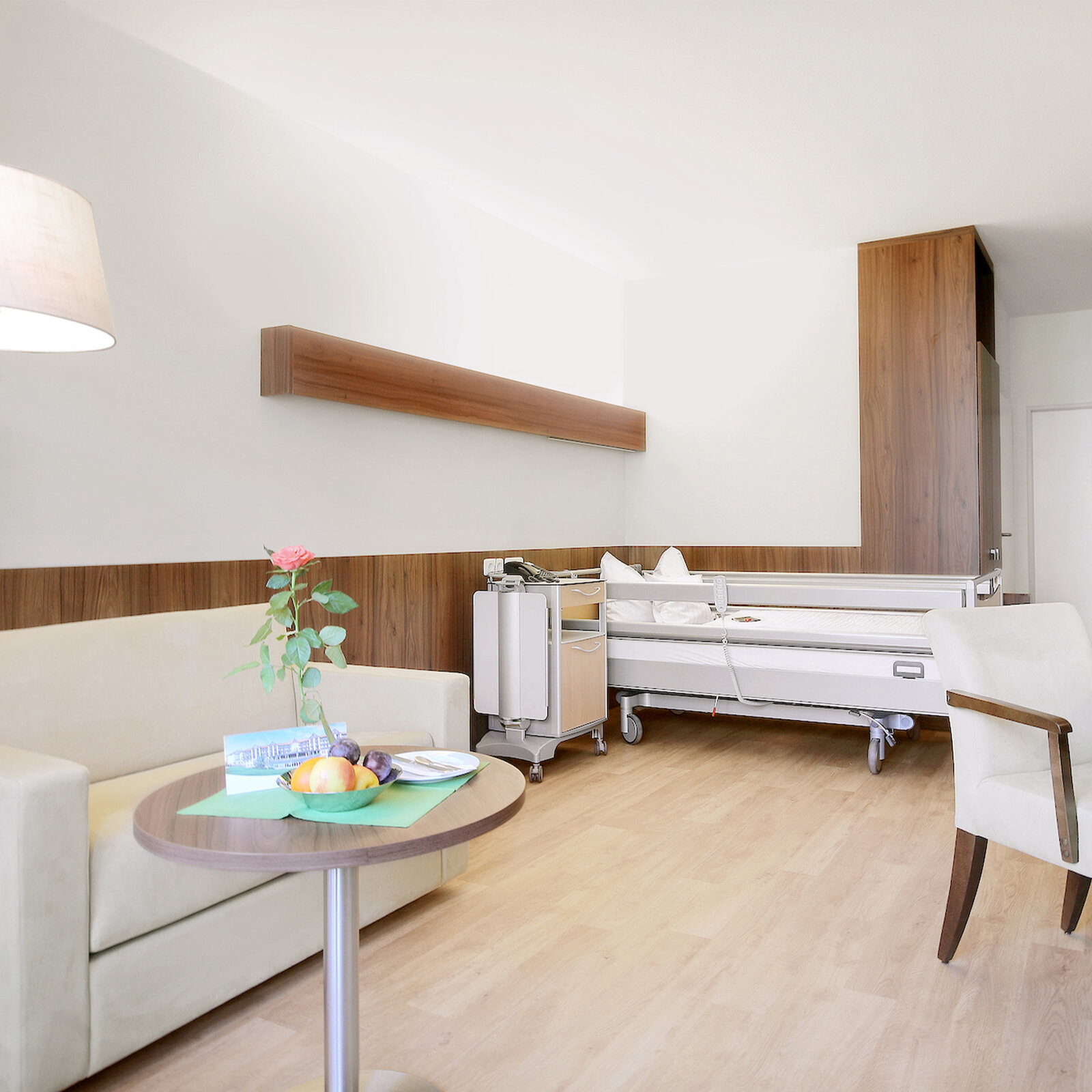 zieflekoch Fachklinik Ichenhausen Zimmer Bett Schrank Sofa Tisch Holz