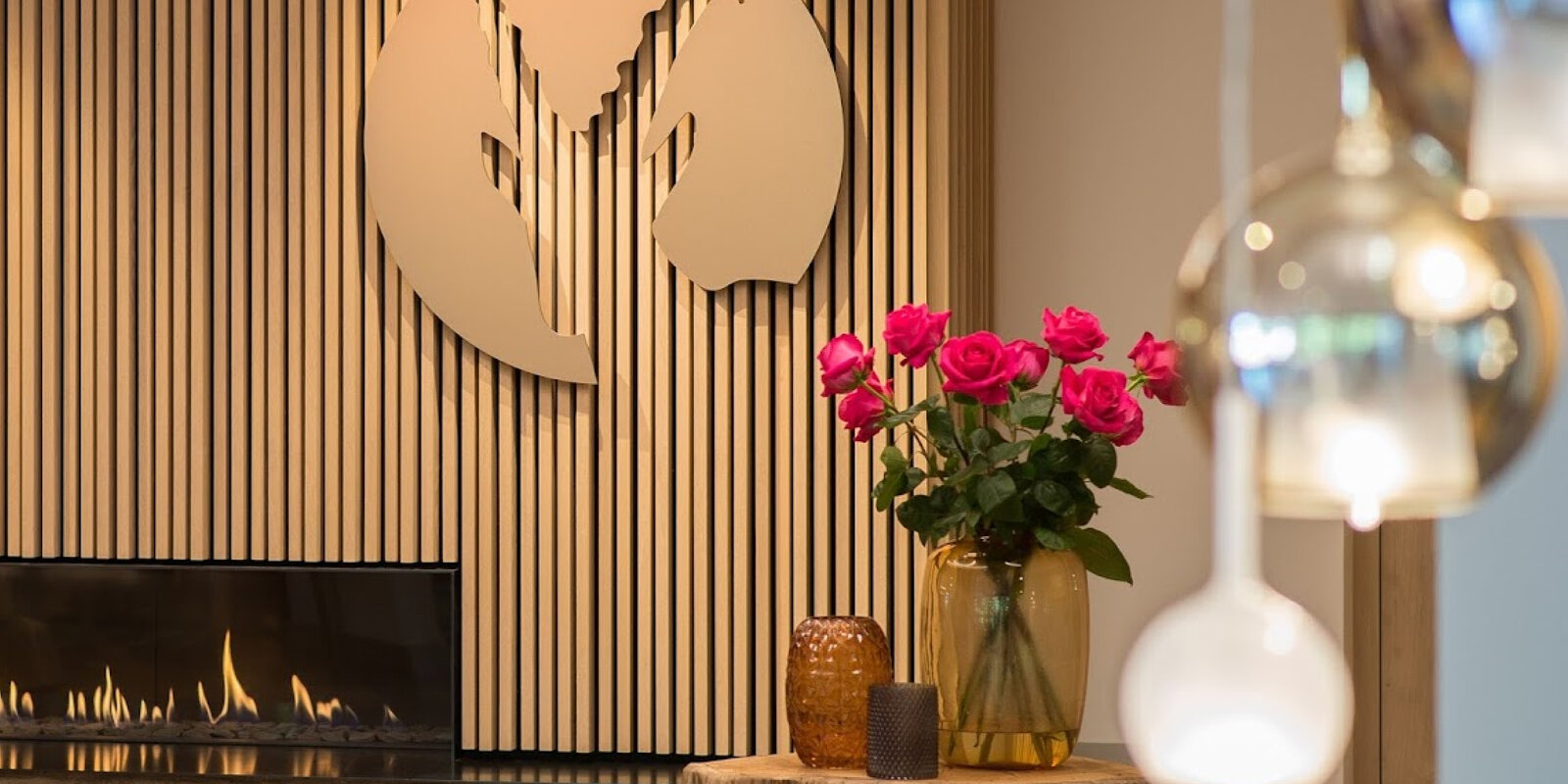 zieflekoch Fachklinik Klinik im Alpenpark Zimmer Kamin Deko Holzwand Logo Lampen Holz
