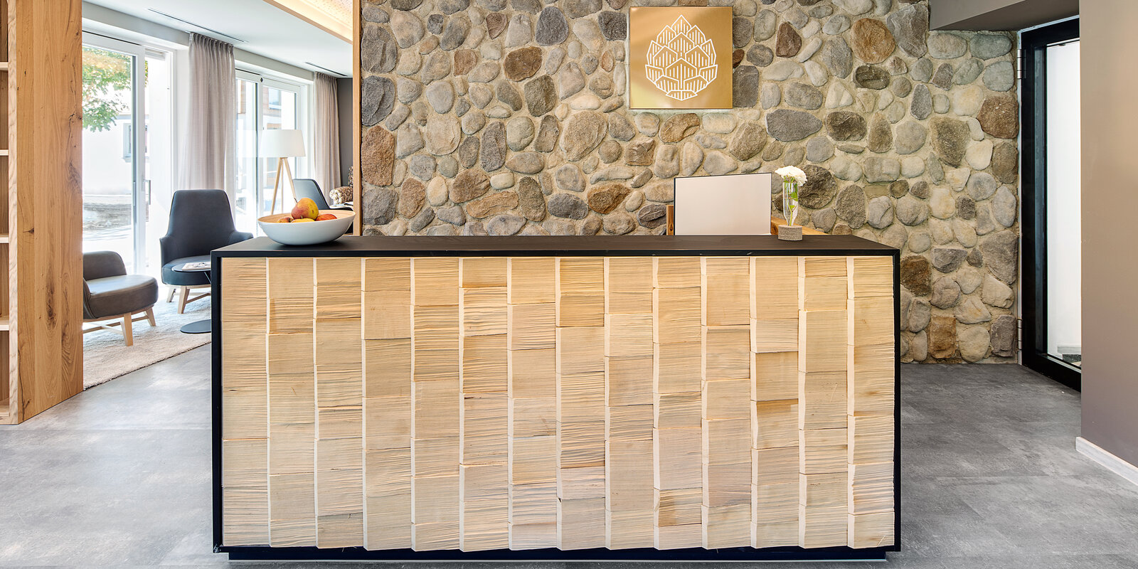 zieflekoch Kühberg Rezeption Empfang Steinwand Stein Holz