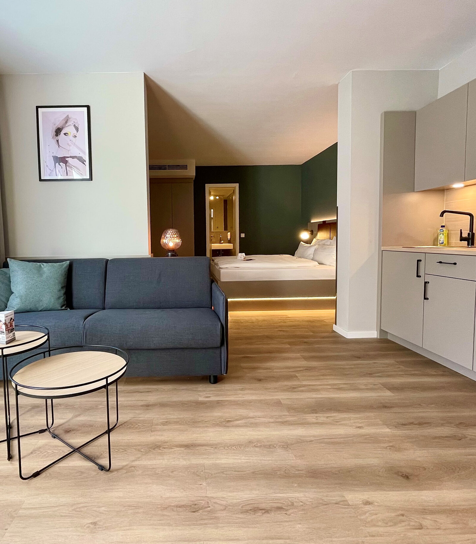zieflekoch Zeitwohnhaus Apartment Wohnraum Sofa Couch Küche Küchenzeile Schlafzimmer Bett