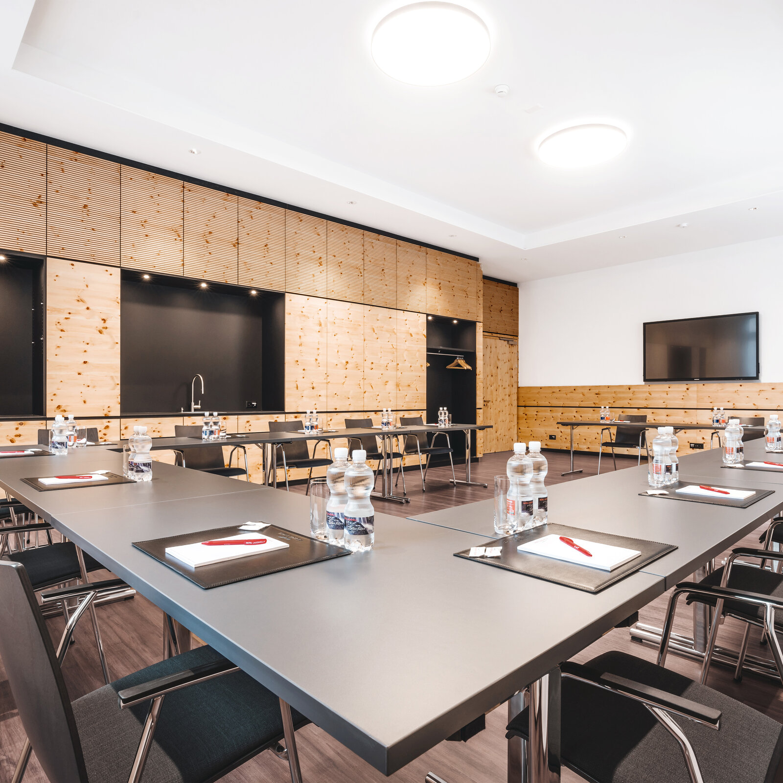 zieflekoch Laudinella Konferenzraum Seminarraum Tische Stühle Schrankwand Bildschirme Holzschrank Holzwand Holz