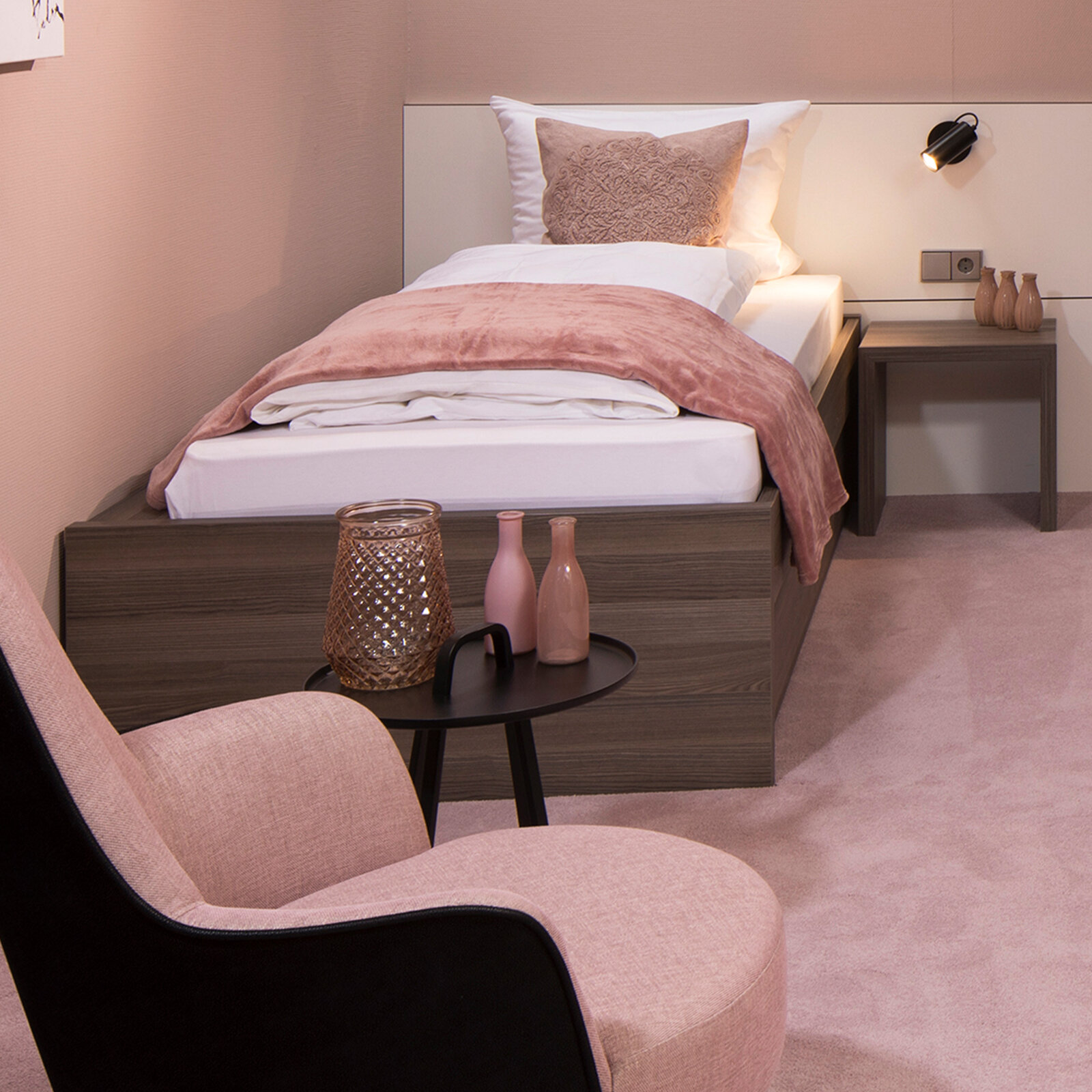 zieflekoch musterzimmer dobleto zimmer bett doppelbett modul sessel holz beistelltisch wandelbar