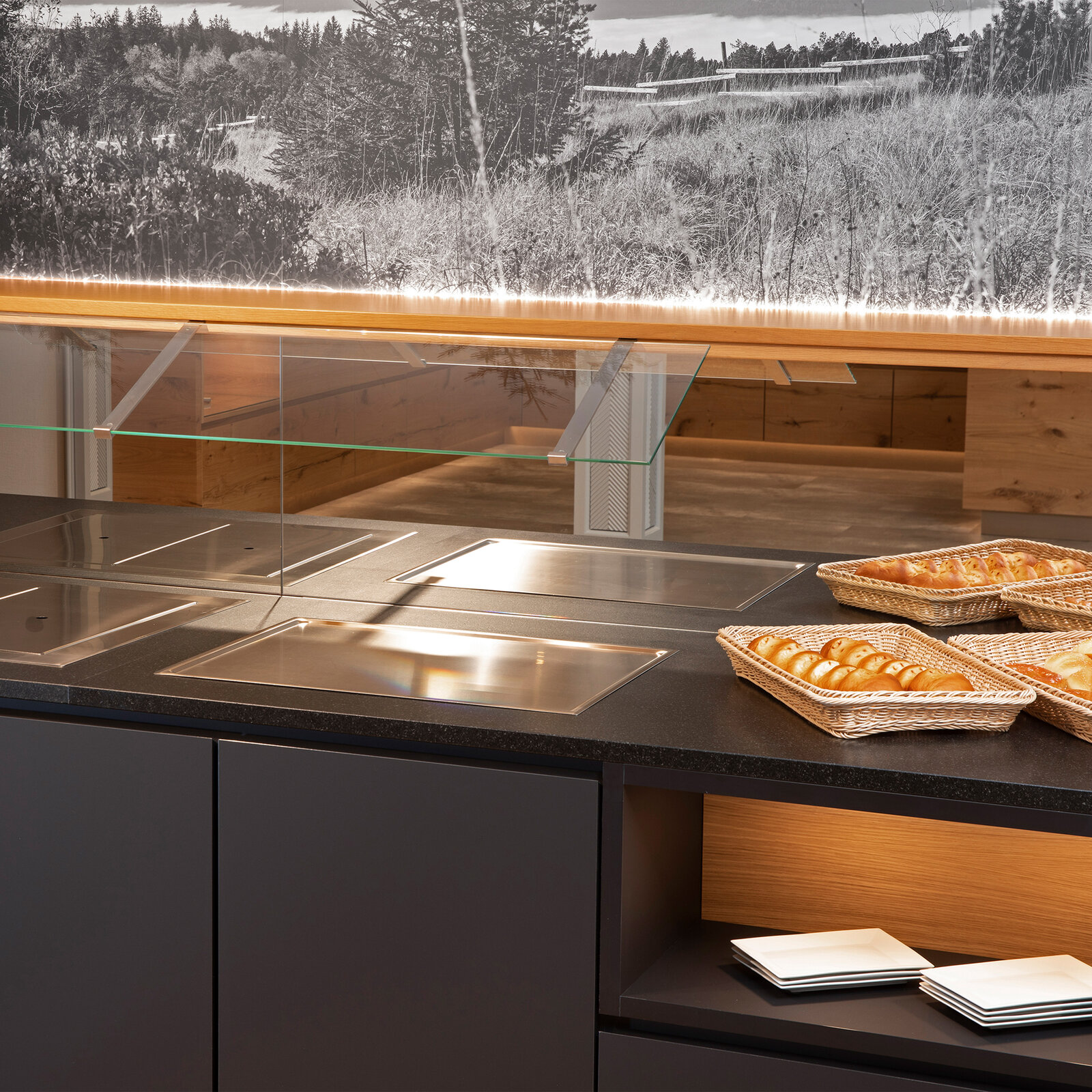 zieflekoch Musterzimmer Innenausbau Buffet Arbeitsplatte Marmor Marmorplatte Edelstahl Frühstücksbuffet Tablett Holz