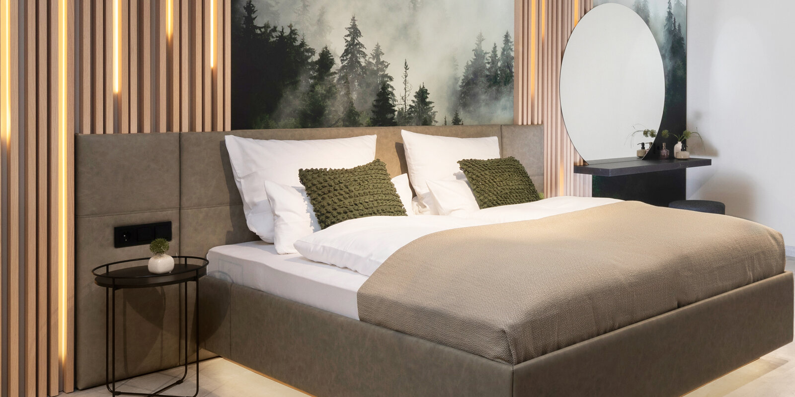 zieflekoch Musterzimmer Cozy Bett Spiegel Holzlamellen Holz Nachttisch