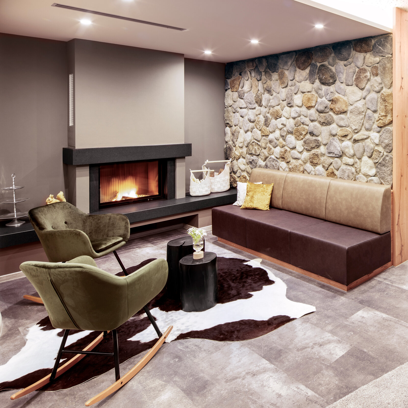 zieflekoch Kühberg Kaminzimmer Kamin Steinwand Stein Holz Sessel Couch Gemütlichkeit