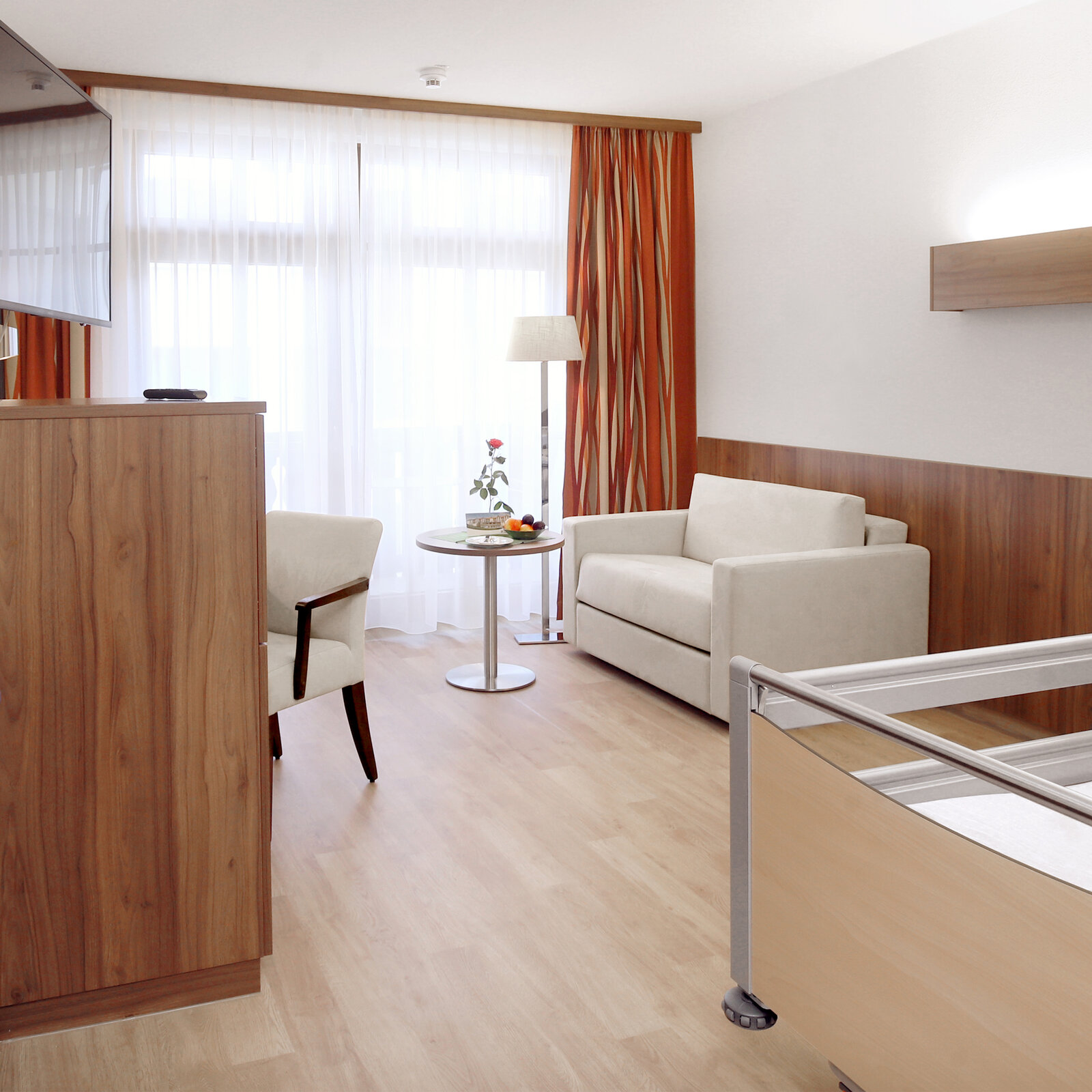 zieflekoch Fachklinik Ichenhausen Zimmer Bett Schrank Tisch Holz