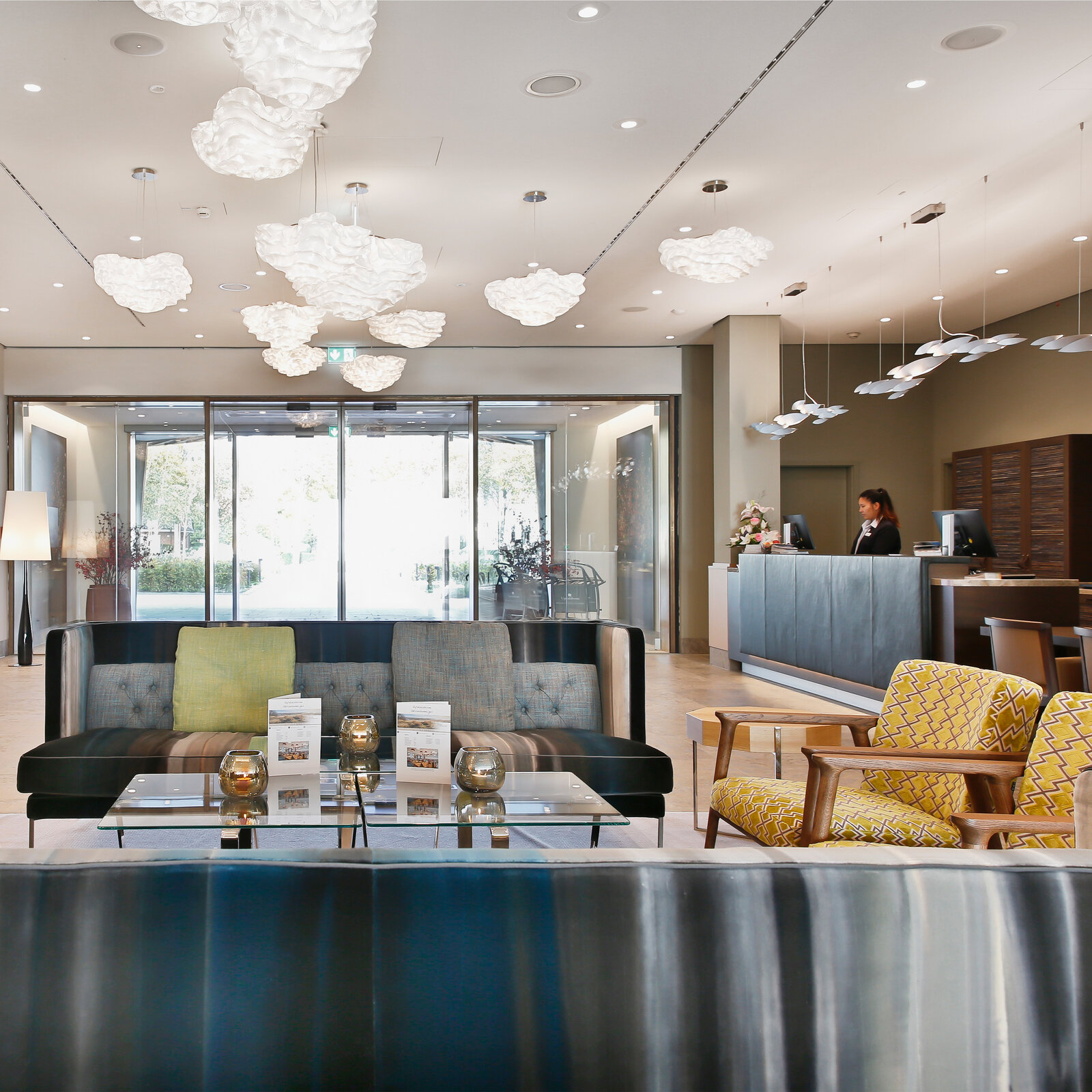 zieflekoch Wellnessresort Upstalsboom Wyk auf Föhr Empfang Lobby Rezeption Sofa Sessel Holz