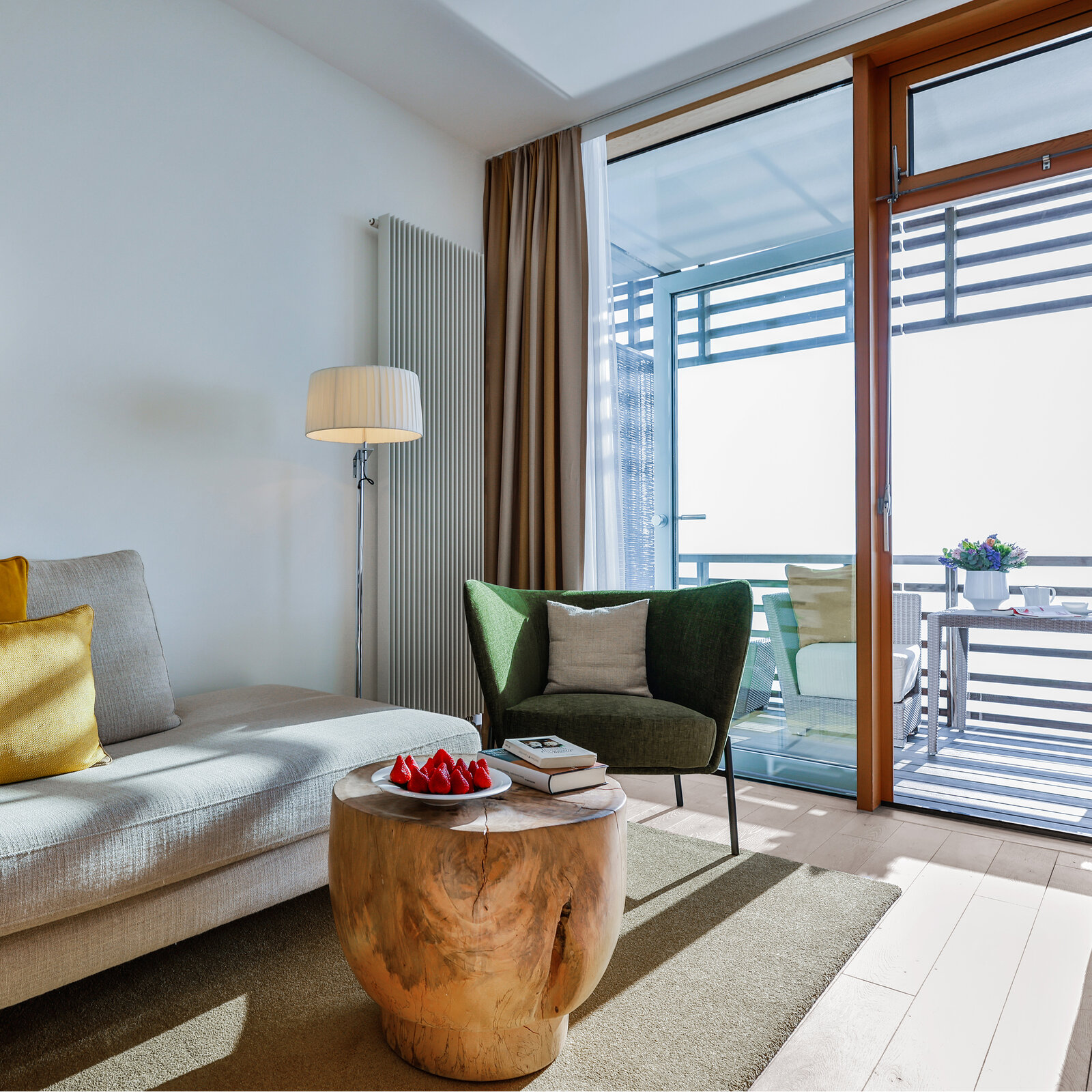 zieflekoch Budersand Sylt Couch Sofa Sitzecke Sessel Lampe Holz Zimmer Balkon
