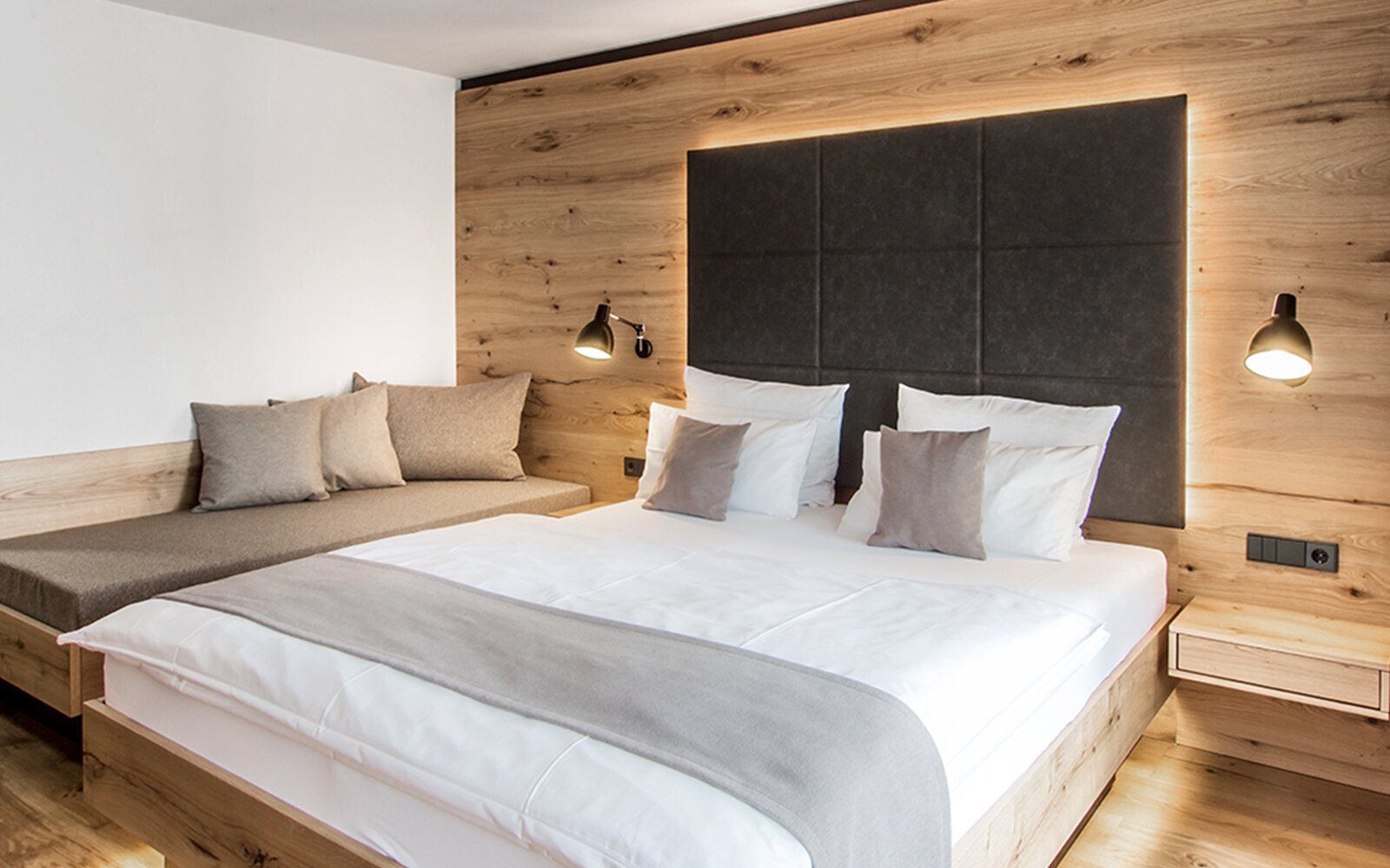 zieflekoch wirthshof zimmer holz bett doppelbett polster pendelleuchte sitzbank kissen