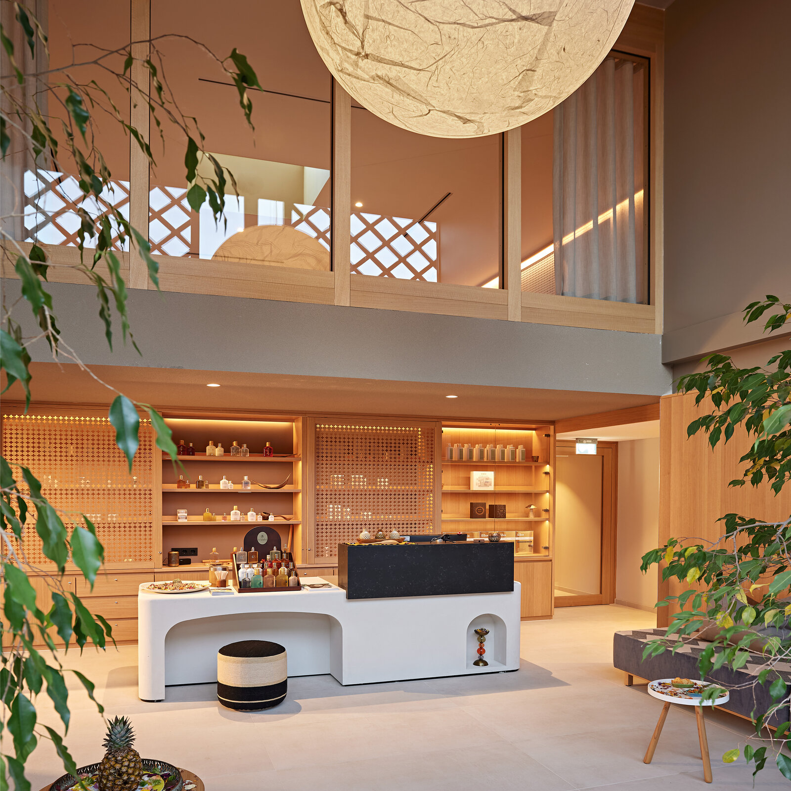 Zieflekoch Bora HotSpa Resort hotel Wellness Wellnessbereich Hamam Zirbenholz Ornamentik indirektes licht Rezeption Marmor Theke