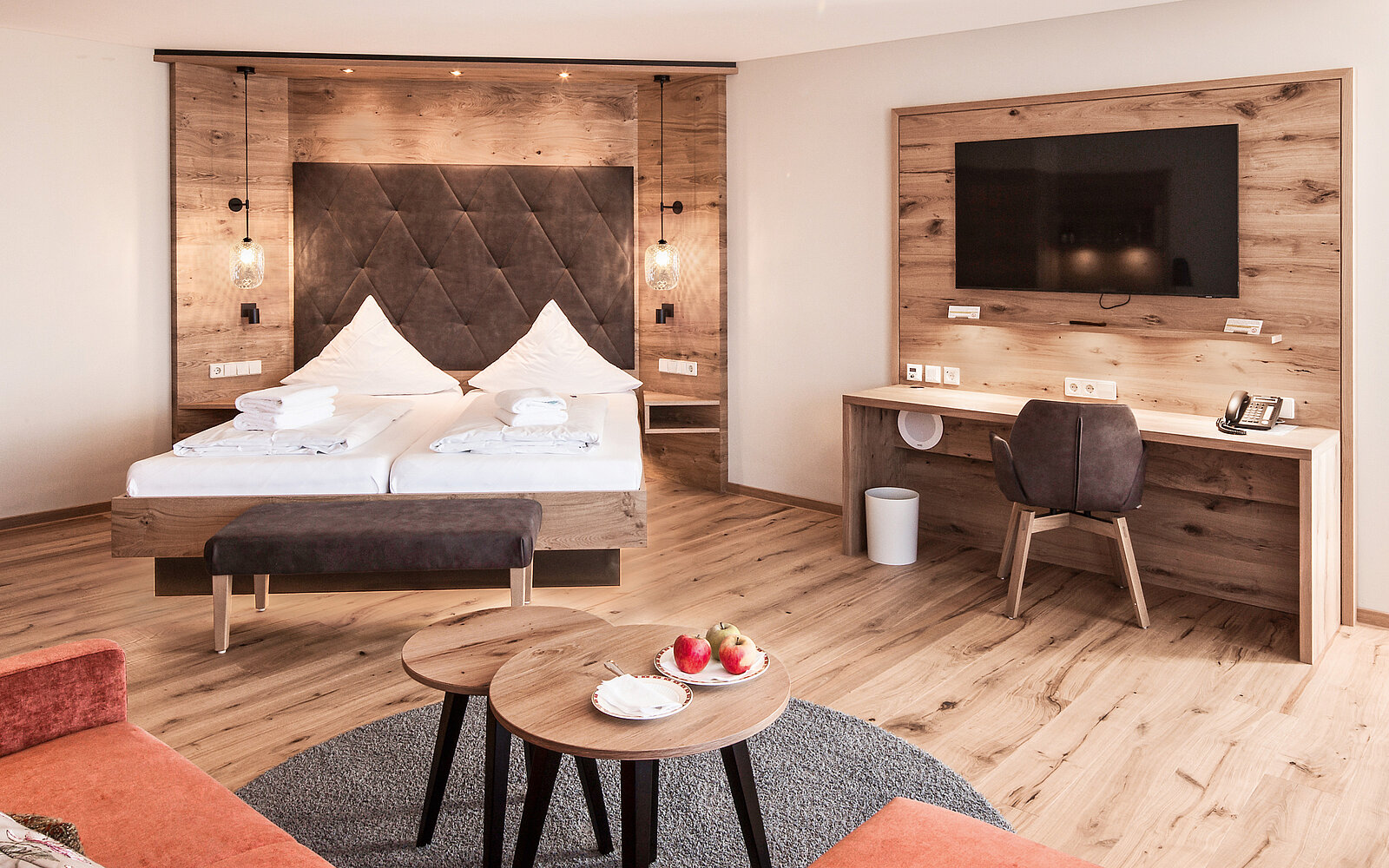 zieflekoch Elztalhotel Bett Doppelbett Holz Samt Nachttisch Zimmer Schreibtisch Sofa