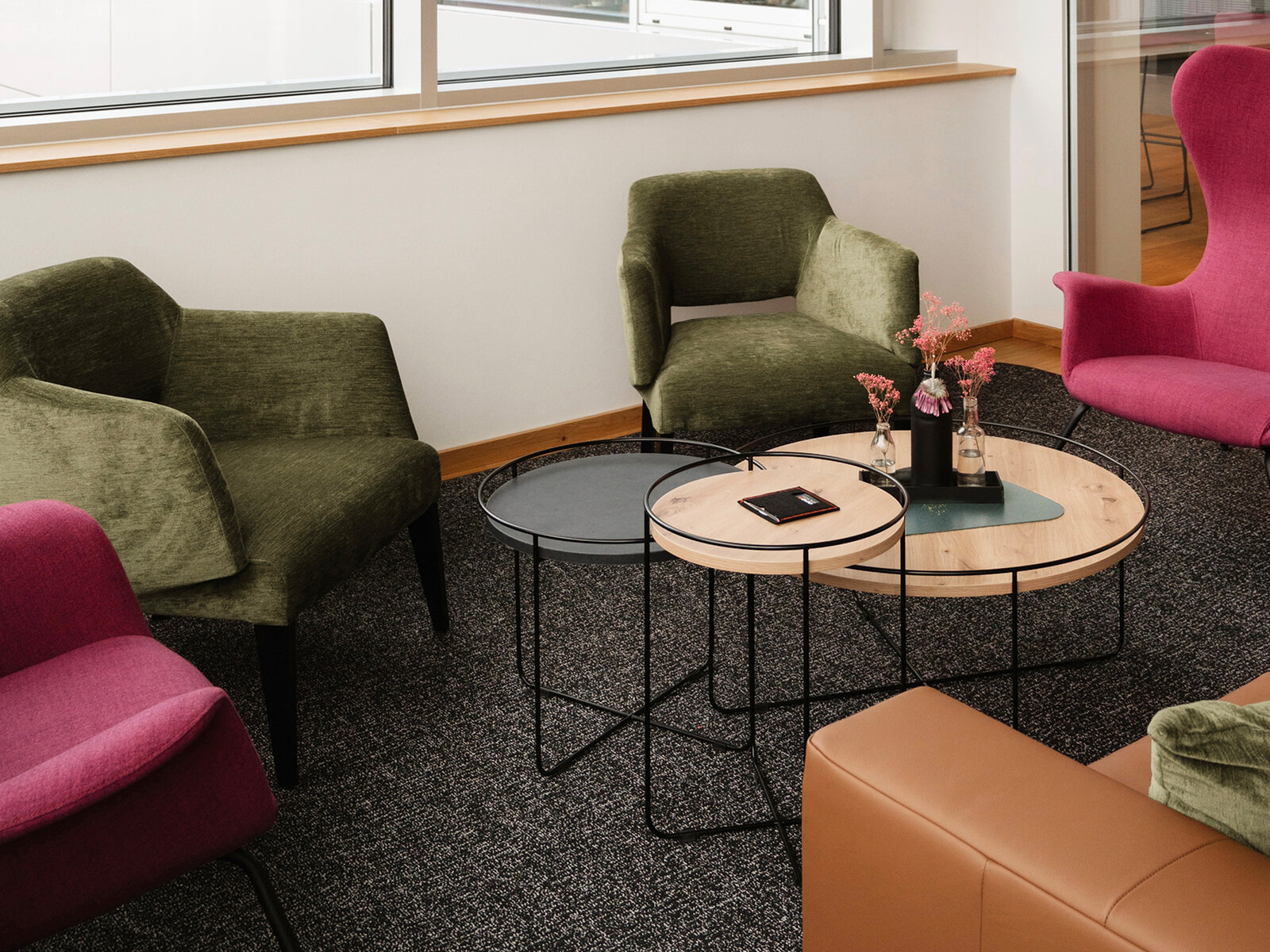 zieflekoch leuco ledermann Horb kantine asteiche grautoene cognacfarben magenta dezente komplementaerkontraste gruen sessel pflanzen tische stuehle