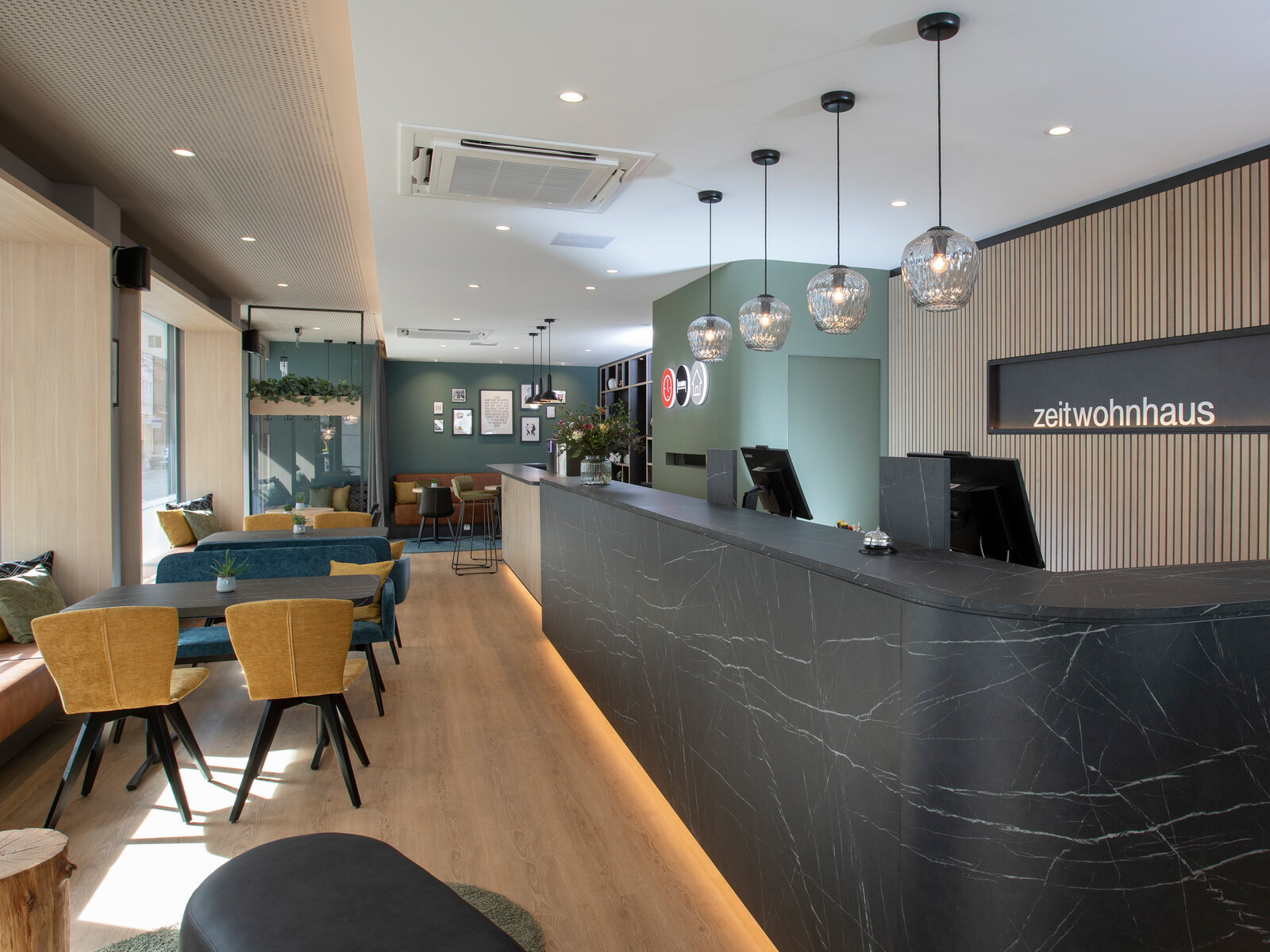 Zieflekoch Aparthotel Hotel Zeitwohnhaus Erlangen Rezeption Eingangsbereich Theke Stühle Sessel Tisch Marmor Holz Leder