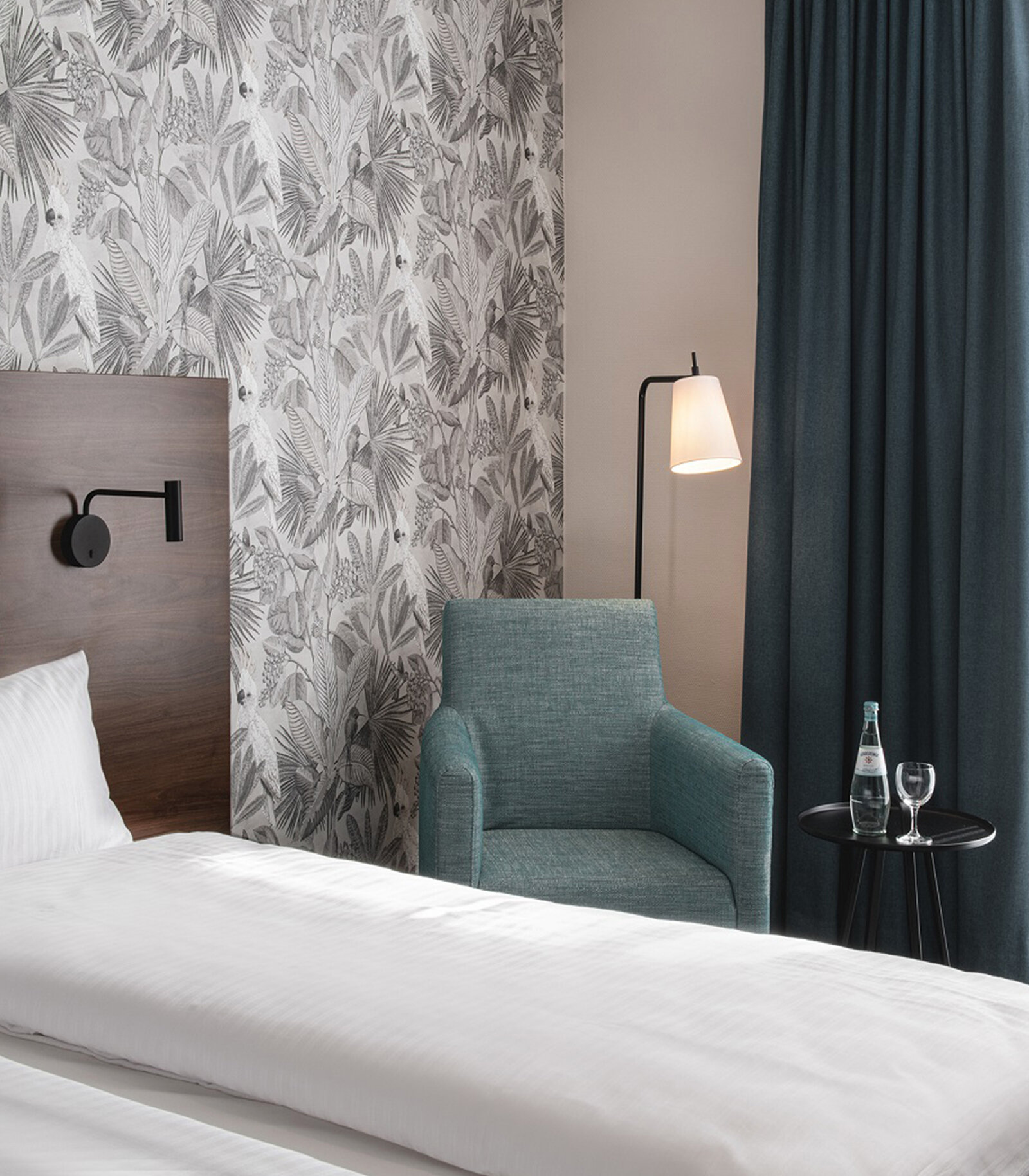 zieflekoch fuerstenhof hotel zimmer bett doppelbett sessel beistelltisch stehlampe tapete vorhang