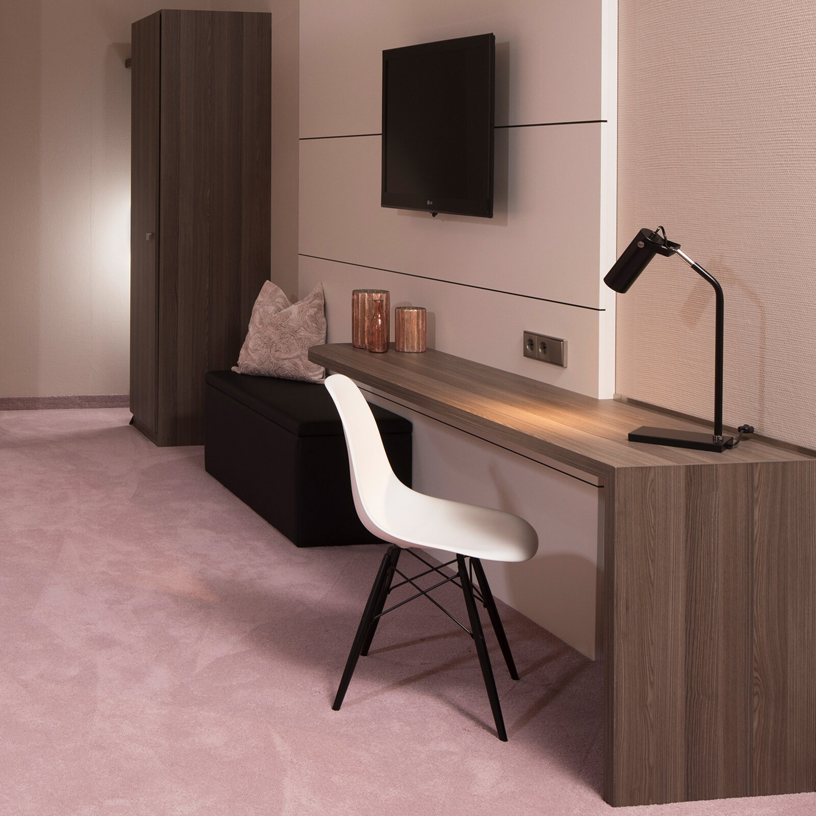 zieflekoch musterzimmer dobleto zimmer schreibtisch schrank holz stuhl schreibtischlampe kissen box stauraum sitzbank tv