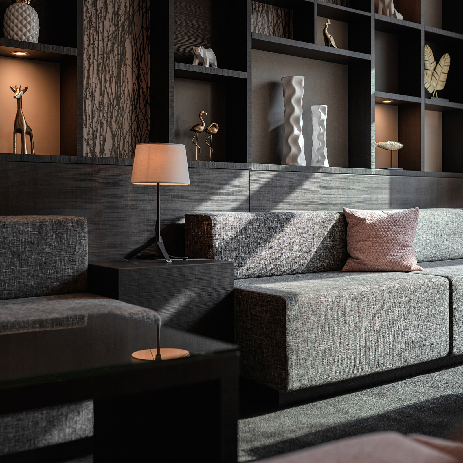 zieflekoch fuerstenhof hotel lounge sofa couch regalwand tischleuchte holz midcentury