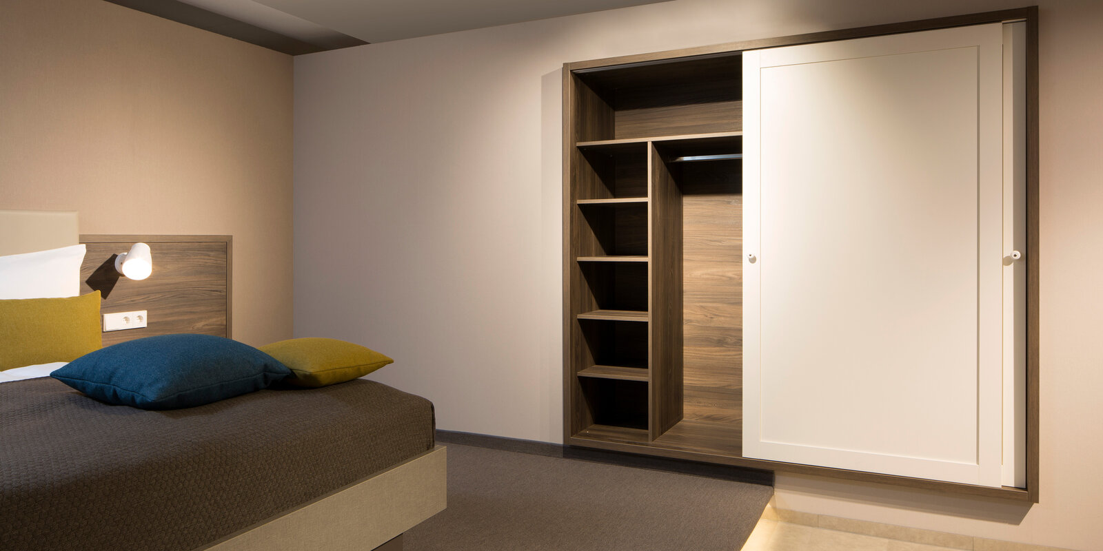 zieflekoch musterzimmer zand zimmer holz bett doppelbett schrank einbauschrank schiebetueren